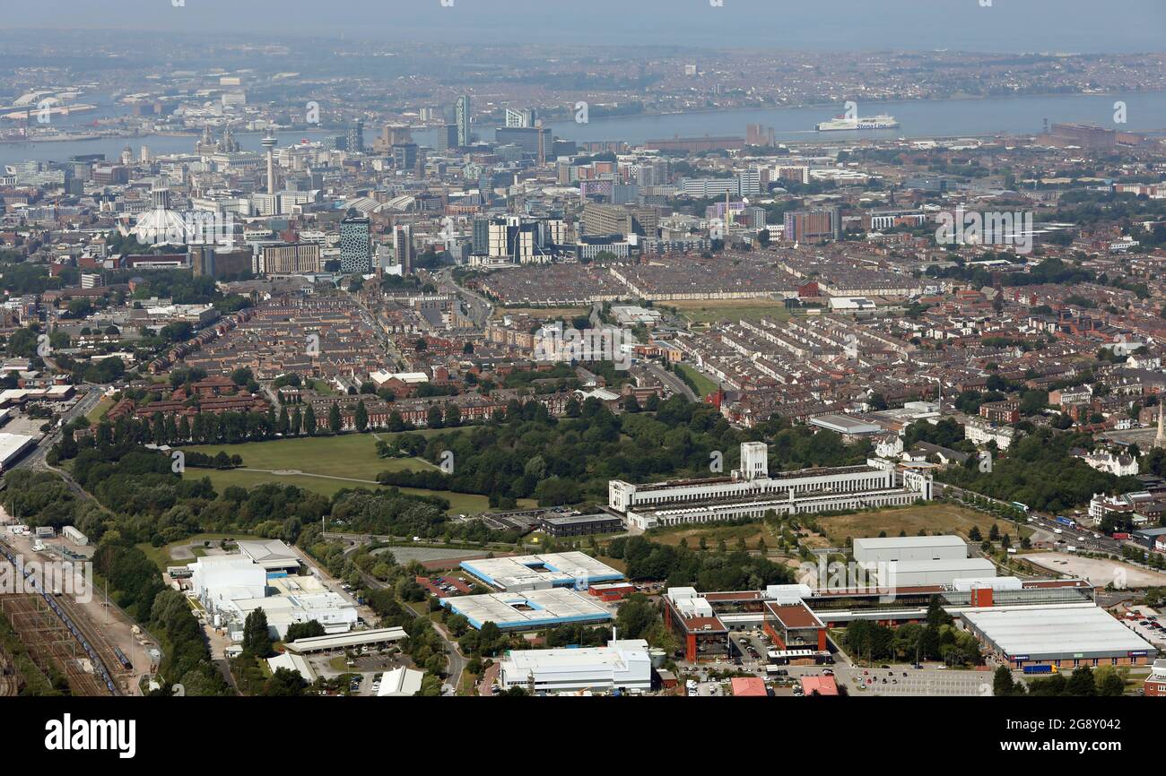 Vue aérienne sur le Liverpool innovation Park et l'ancien bâtiment Littlewoods (long bâtiment blanc) en direction de la ville de Liverpool Banque D'Images