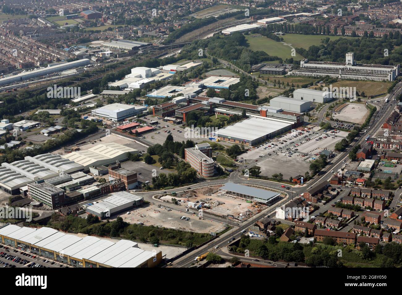 Vue aérienne sur le Liverpool innovation Park et l'ancien bâtiment Littlewoods (long bâtiment blanc) Banque D'Images
