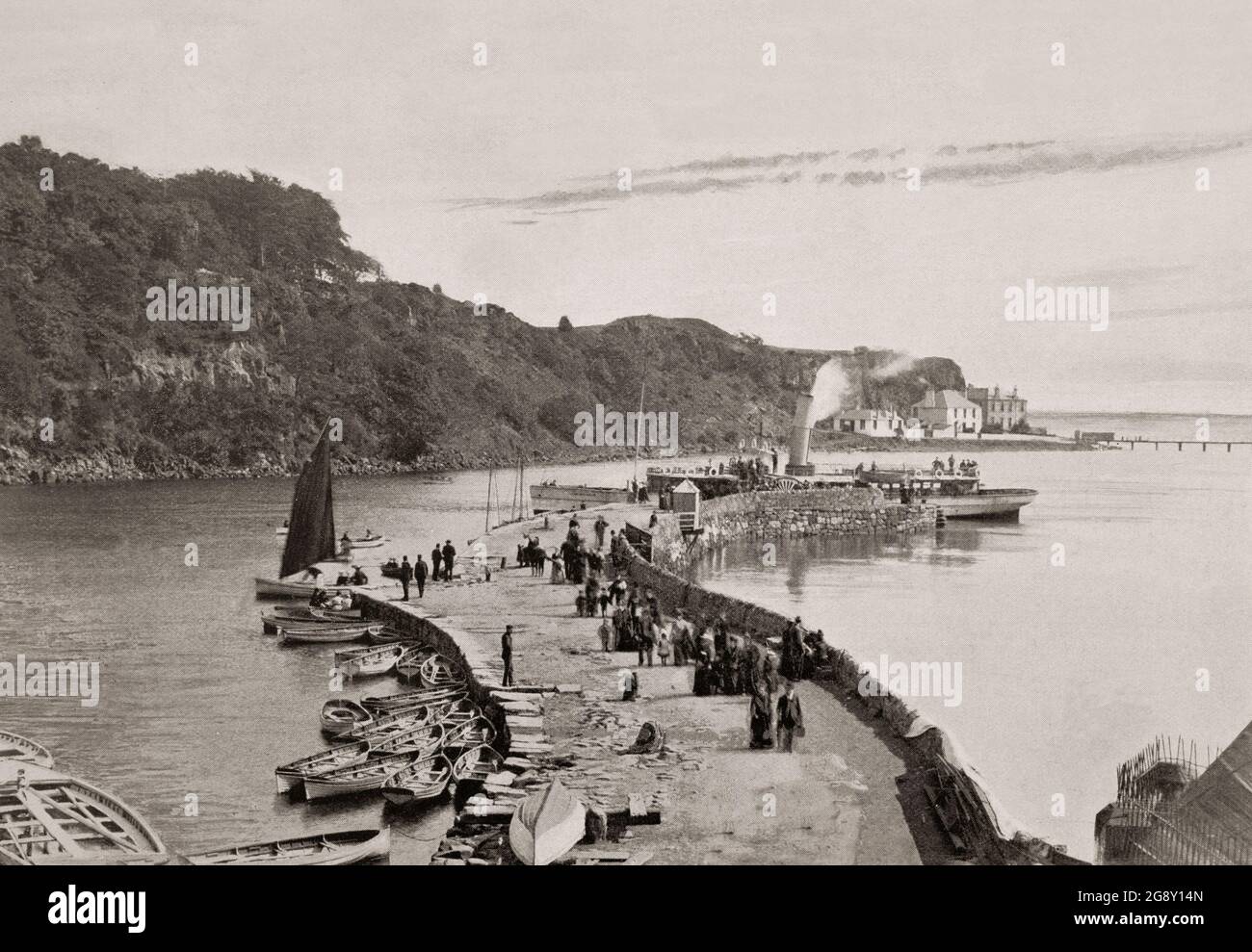 Vue de la fin du XIXe siècle sur le port d'Aberdour, un village pittoresque et historique situé sur la côte sud de Fife, en Écosse. Le port du XVIIIe siècle a été amélioré par l'ajout d'un quai en pierre pour aider à gérer le trafic de charbon des collieries voisines. Cependant, dans les années 1850, le trafic a changé de façon spectaculaire, et Aberdour Harbour est devenu une destination populaire pour les bateaux à vapeur de plaisance de Leith. Cela a conduit à la construction d'un quai d'eau plus profond un peu autour de la baie de Hawkcraig, et au développement d'hôtels et de nombreux autres services dans le village. Banque D'Images