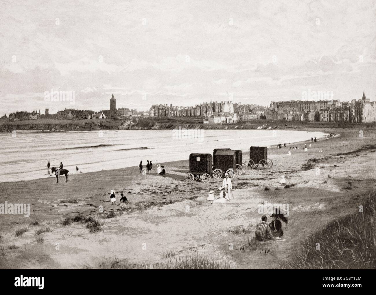 Vue sur la plage de St Andrews, ville de la côte est de Fife en Écosse, datant de la fin du XIXe siècle. Nommé d'après Saint Andrew l'Apôtre, le village s'est développé pour devenir la capitale ecclésiastique de l'Écosse jusqu'à la réforme écossaise. Abrite l'Université de St Andrews, la troisième plus ancienne université du monde anglophone et la plus ancienne d'Écosse, ainsi que le Royal and Ancient Golf Club de St Andrews, fondé en 1754, Qui jusqu'en 2004 exerçait l'autorité législative sur le jeu dans le monde entier (sauf aux États-Unis et au Mexique), d'où la ville étant connue comme la 'maison du golf'. Banque D'Images