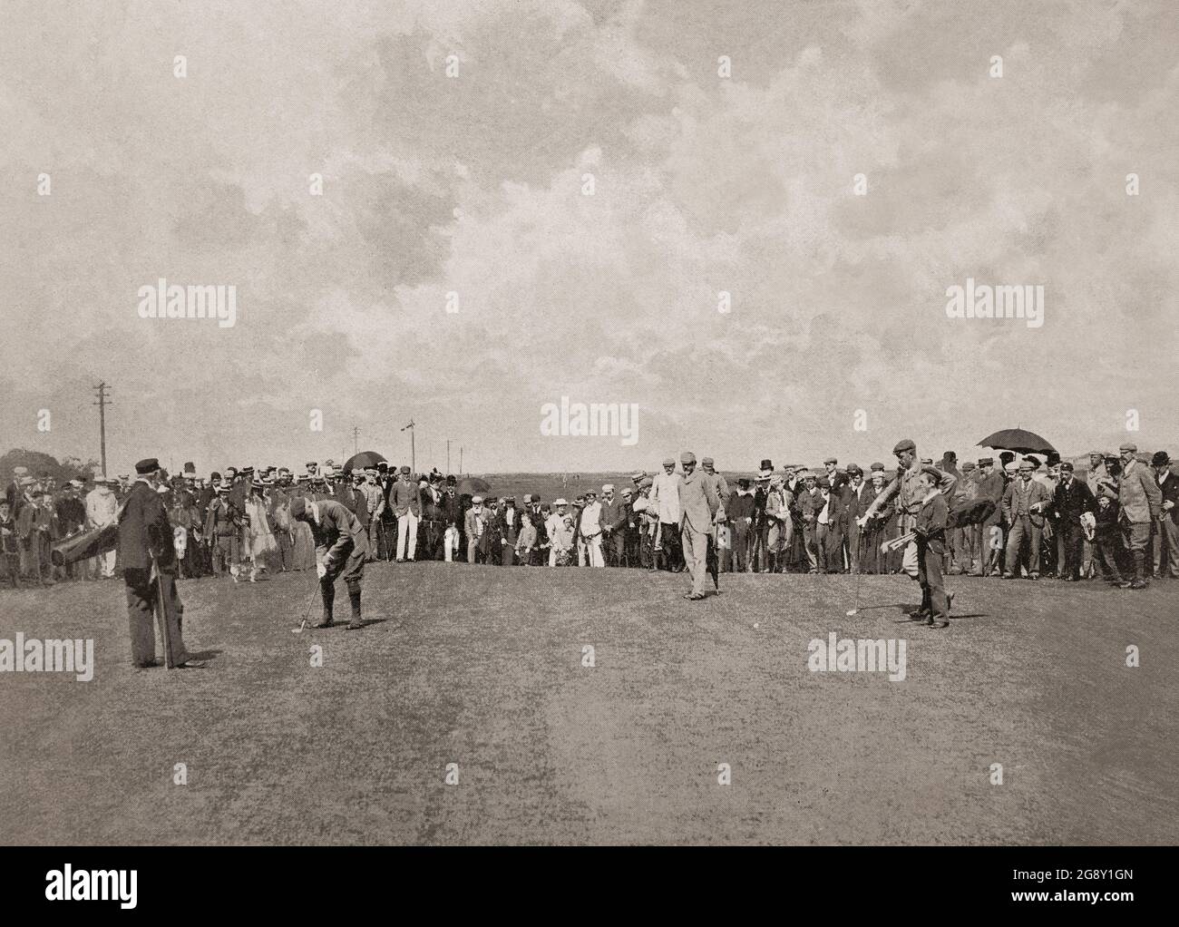 Vue de la fin du XIXe siècle sur la foule sur les parcours de golf de St Andrews, une ville sur la côte est de Fife en Écosse. Fondée en 1754, la Society of St Andrews Golfers, un club de golf local jouant à St Andrews Links, elle a rapidement pris de l'importance. En 1834, le roi William IV a reconnu St Andrews comme Royal and Ancient et la Société royale des golfeurs de St Andrews l'a proclamé la maison du golf. Plus tard, il a été appelé le Royal and Ancient Golf Club de St Andrews; la Société a codifié les règles du golf en 1897, et a progressivement pris le contrôle de la course des tournois de golf sur d'autres terrains. Banque D'Images