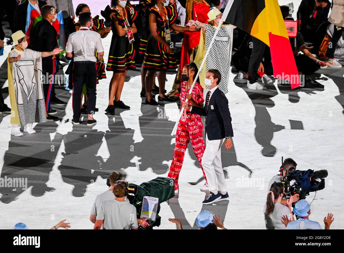 L'athlète belge Nafissatou Nafi Thiam et le joueur de hockey belge Felix Denayer portant le drapeau belge lors de la cérémonie d'ouverture du Tokyo 2020 Banque D'Images