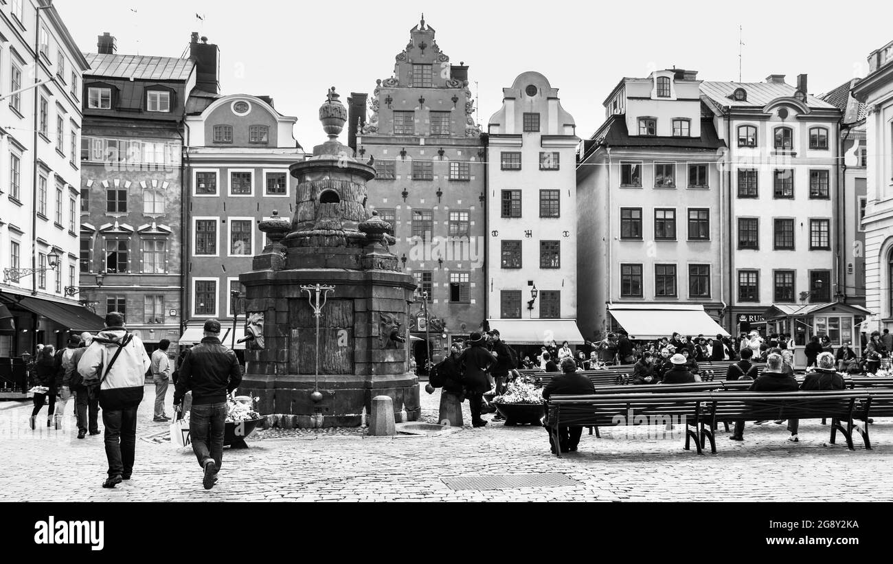 Stockholm, Suède - 21 mai 2015 : gens sur la place Stortorget à Stockholm. Photographie en noir et blanc, paysage urbain Banque D'Images