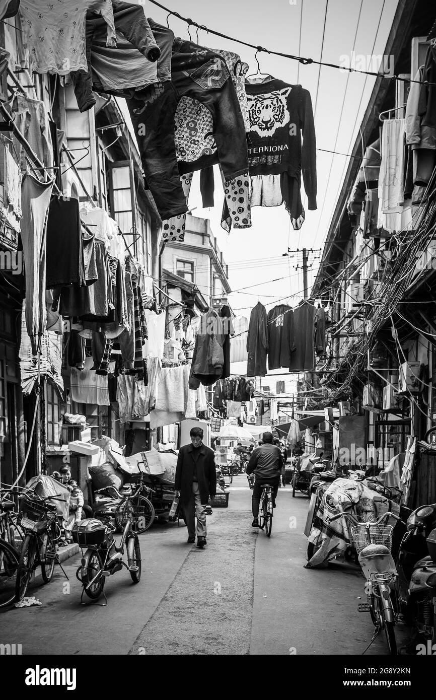 Shanghai, Chine - 8 avril 2014 : vieille rue de la ville de Shanghai. Photographie urbaine en noir et blanc, paysage urbain Banque D'Images
