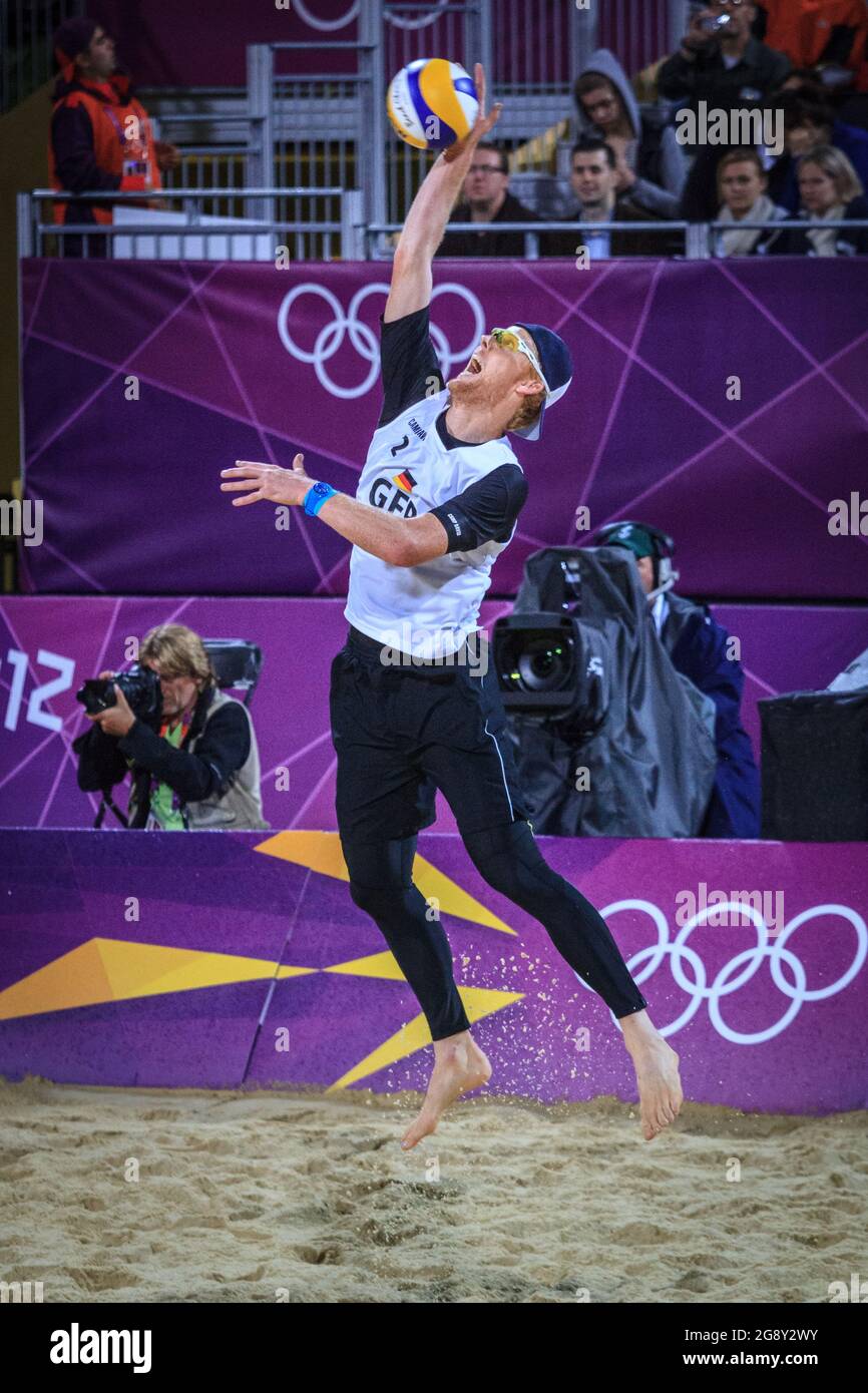 Jonas Reckermann sert, joueur de Beach-volley allemand, plus tard médaillé d'or avec Julius Brink, Jeux Olympiques de Londres 2012, quart de finale Banque D'Images