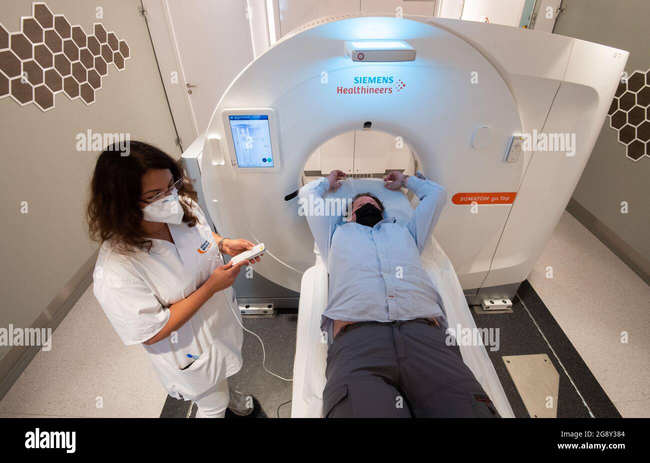 Hanovre, Allemagne. 23 juillet 2021. Neslian Ciftci, assistante médicale-technique en radiologie, s'entretient avec Martin Scheele, participant à l'étude, dans un tomographe informatique mobile dans une remorque de camion à l'école de médecine de Hanovre MHH. Trois centres pulmonaires du nord de l'Allemagne invitent les femmes et les hommes âgés de 55 à 79 ans à un contrôle pulmonaire gratuit. Le groupe cible du programme de dépistage Hanse est celui des personnes qui présentent un risque accru de cancer du poumon, comme les fumeurs. Credit: Julian Stratenschulte/dpa/Alay Live News Banque D'Images