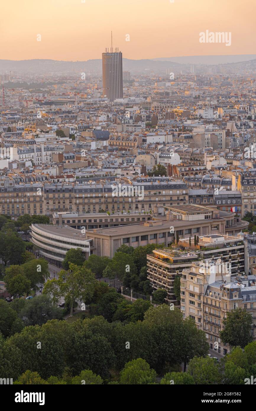 Paris, France - 07 22 2021 : Tour Eiffel : vue sur Paris au coucher du soleil Banque D'Images