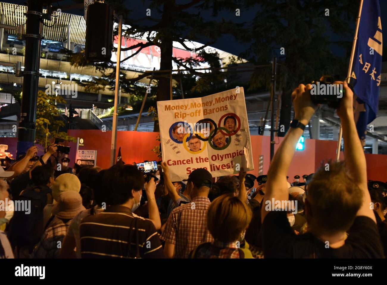 Tokyo, Japon - 23 juillet 2021 : foule en dehors du stade des Jeux Olympiques de Tokyo, une manifestation pour arrêter les Jeux Olympiques de Tokyo 2020 en raison d'une urgence du coronavirus Banque D'Images