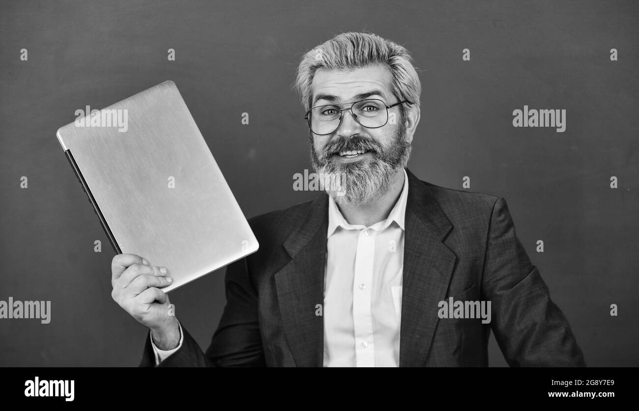 Homme barbu ordinateur portable moderne surfer sur Internet. Informations intéressantes. Fournir des informations à jour précises. Sauvetage scolaire. Professeur porter des lunettes Banque D'Images