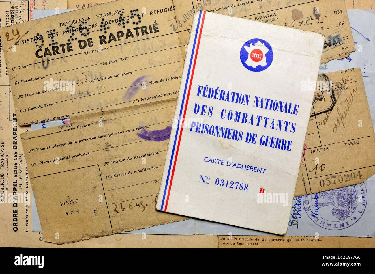 Documents militaires français: Carte d'adhésion de la Fédération des prisonniers de guerre (WW2); documents officiels de rapatriement; Banque D'Images