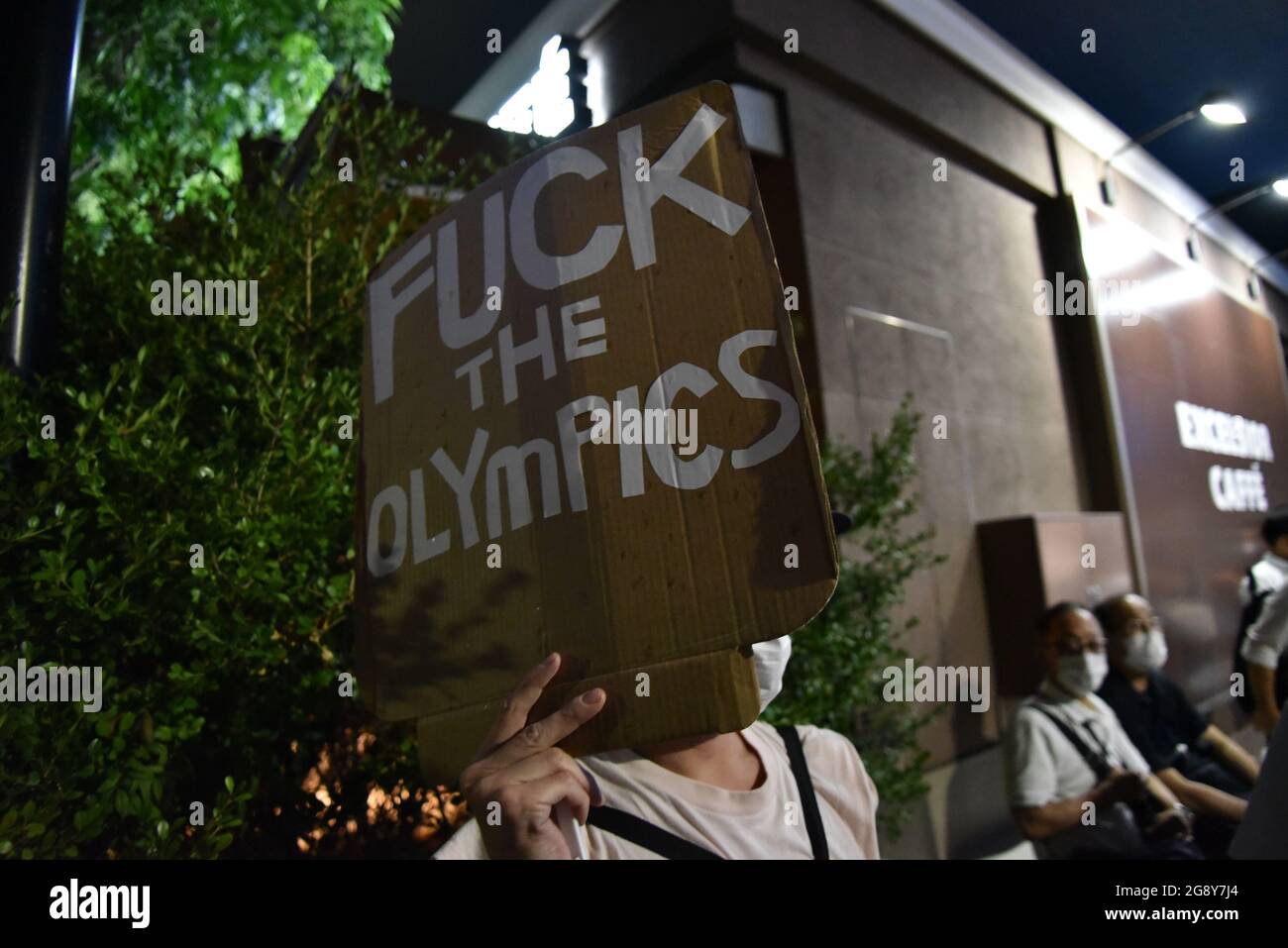 Tokyo, Japon - 23 juillet 2021 : un manifestant tient une affiche, une manifestation pour arrêter les Jeux Olympiques de Tokyo 2020 en raison d'une urgence du coronavirus Banque D'Images