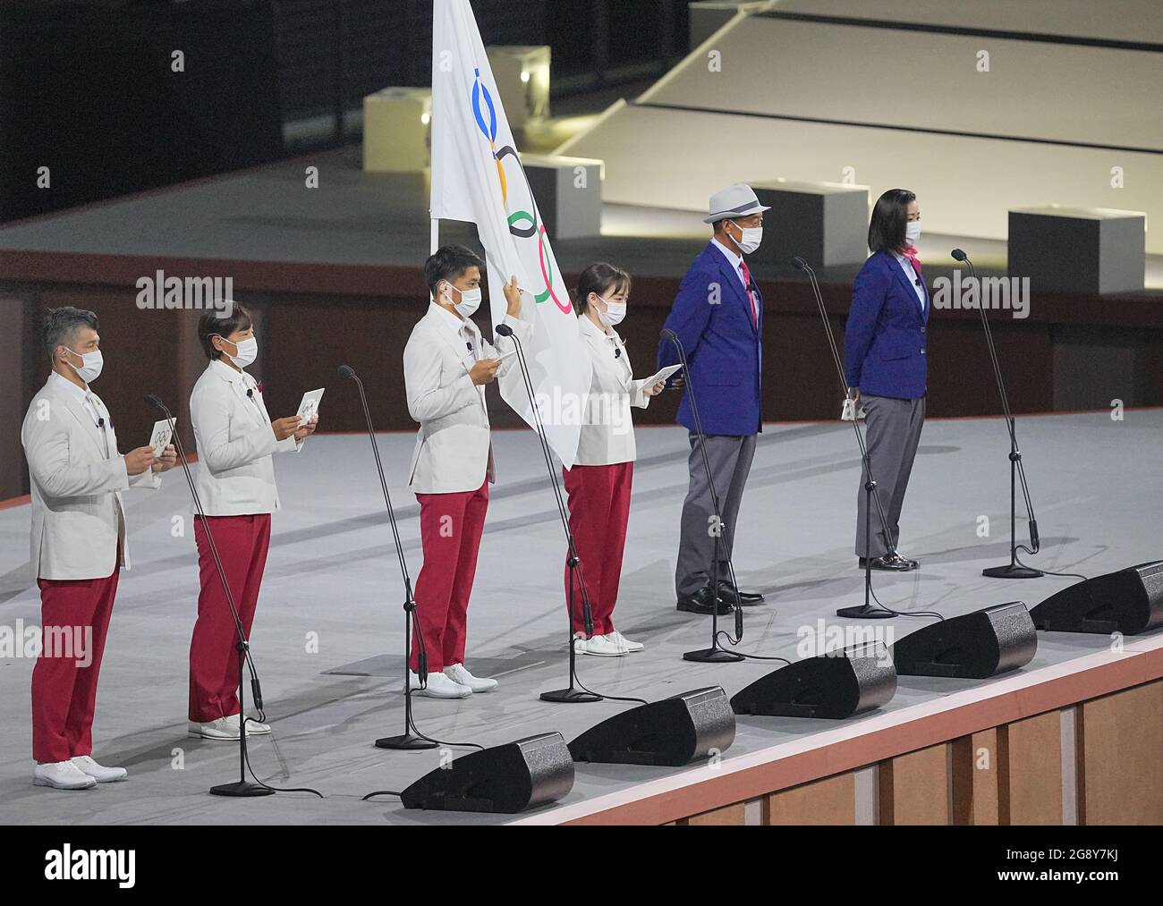 Tokyo, Japon. 23 juillet 2021. Jeux olympiques : cérémonie d'ouverture au stade olympique. Le serment olympique est prononcé par trois hommes et trois femmes, Ryota Yamagata, Asumi Tsuzaki, Kosei Inoue, Kasumi Ishikawa, Masato Kato et Reika Utsugi . Credit: Michael Kappeller/dpa/Alay Live News Banque D'Images