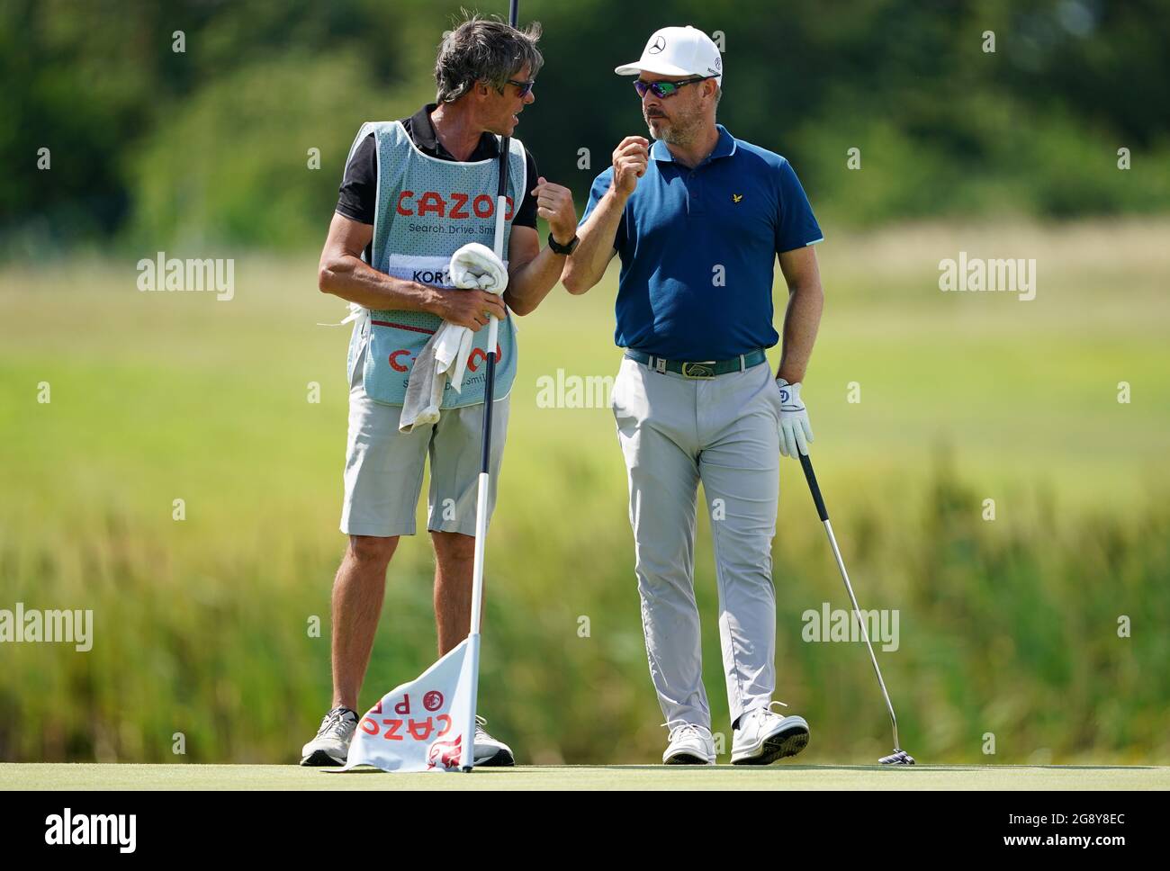 Mikko Korhonen (à droite) sur le 12ème green pendant la deuxième journée de l'Open de Cazoo Wales au Celtic Manor Resort à Newport, pays de Galles. Date de la photo : vendredi 23 juillet 2021. Banque D'Images