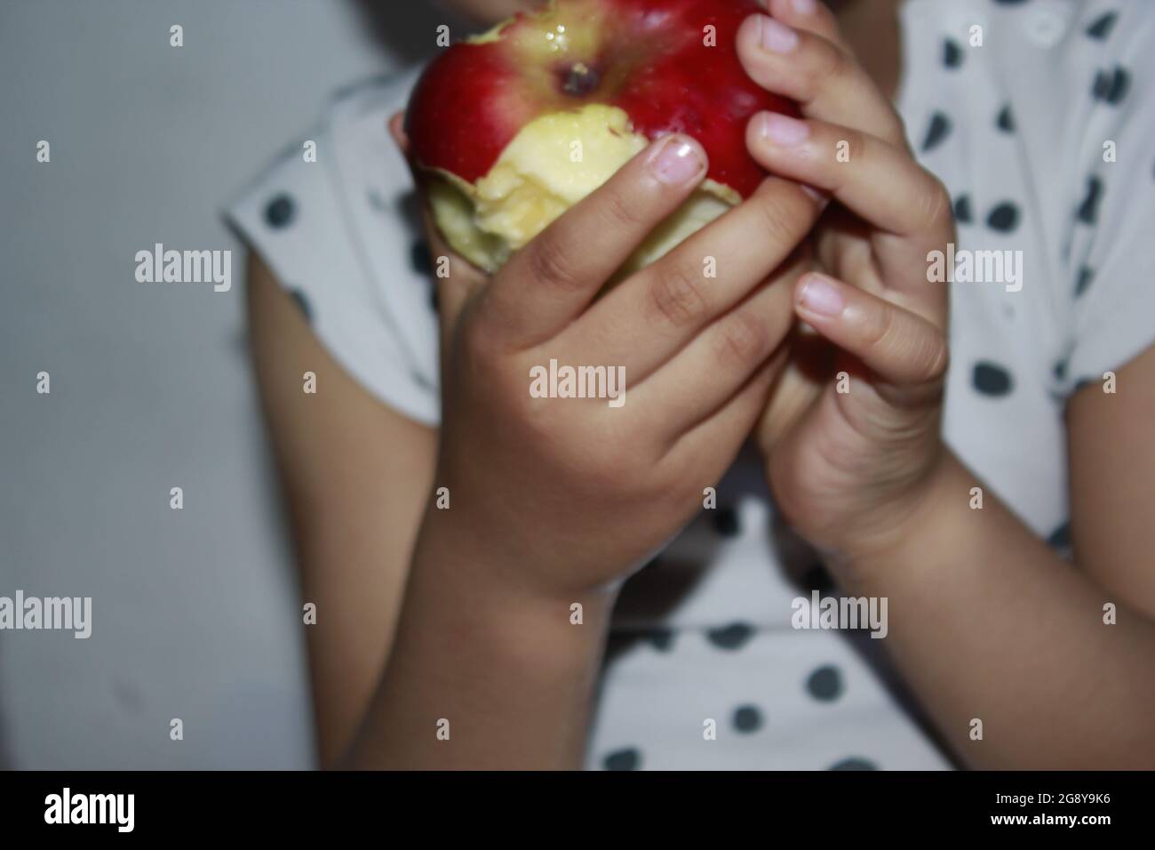 Apple dans les mains d'un enfant de 3 ans. Banque D'Images