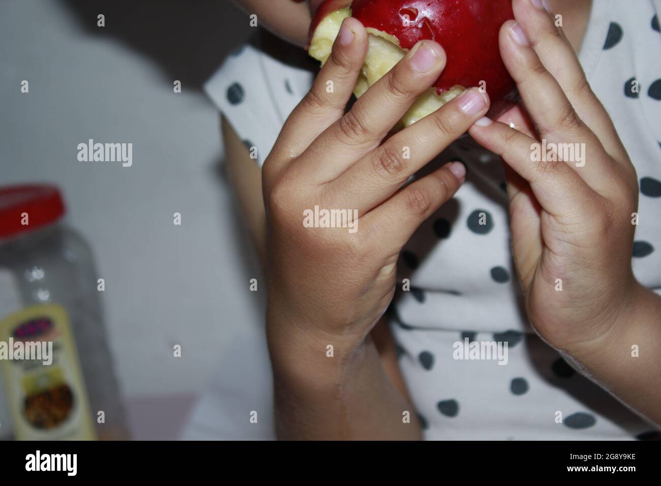 Apple dans les mains d'un enfant de 3 ans. Banque D'Images