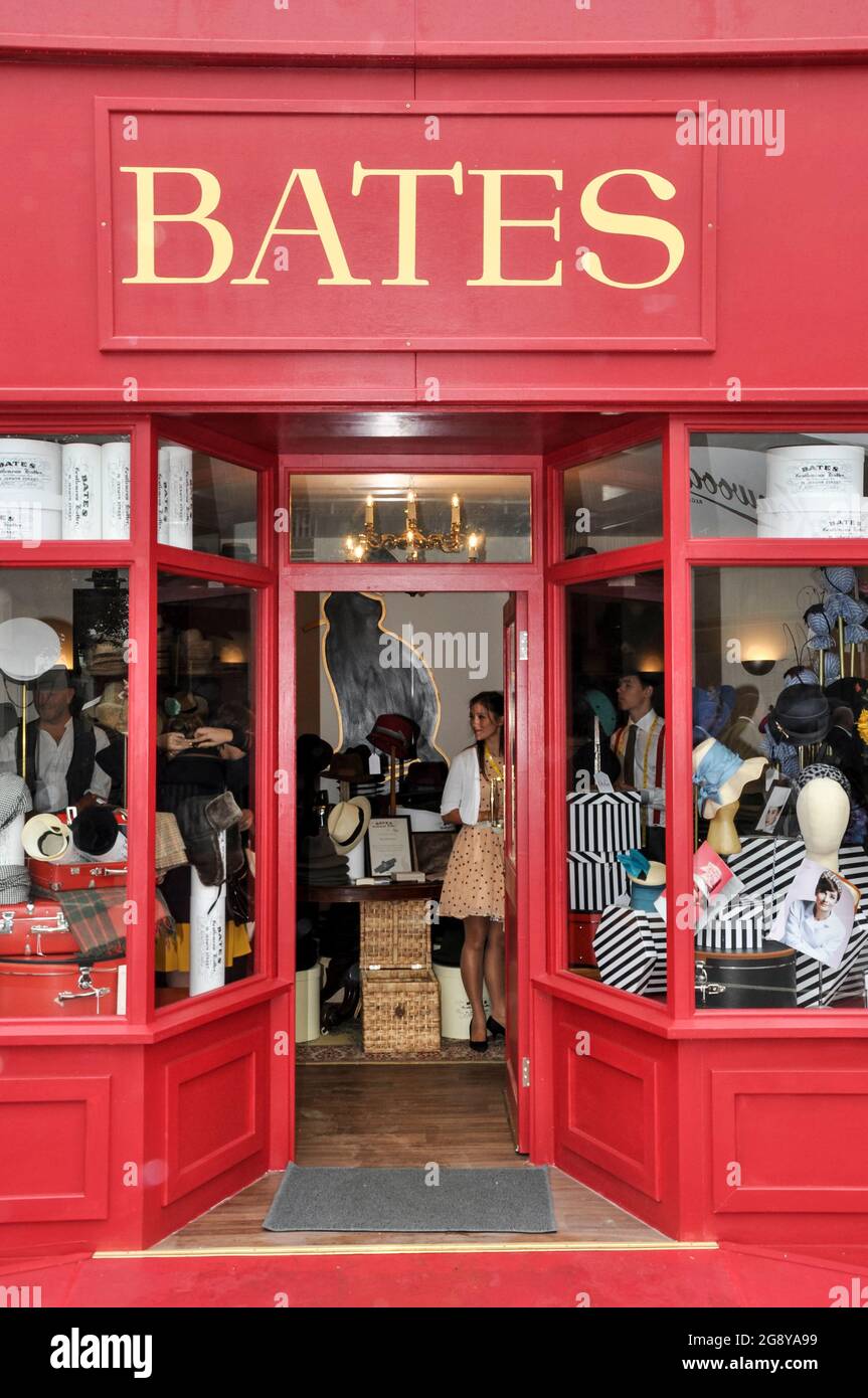 Boutique de chapeaux de mode Bates au Goodwood Revival, Royaume-Uni.  Période de recréation d'un magasin de vêtements. Vitrine d'un magasin de  mode à l'ancienne. Hatters Photo Stock - Alamy