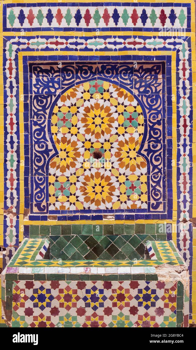Motifs géométriques islamiques sur une fontaine carrelée. Castellar de la Frontera, province de Cadix, Andalousie, sud de l'Espagne. Banque D'Images