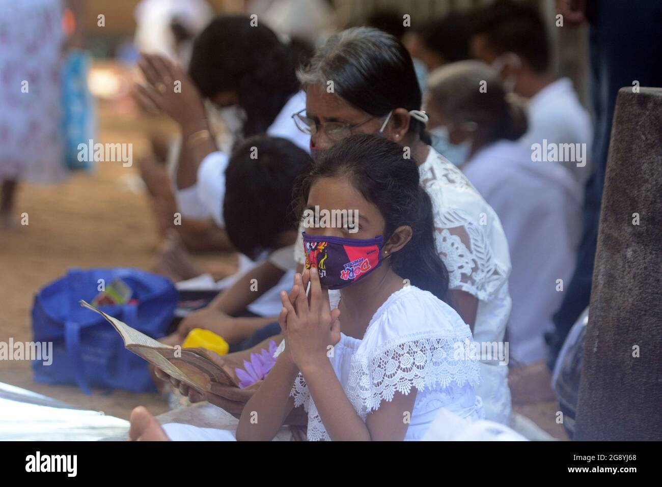 Colombo, Sri Lanka. 23 juillet 2021. Une fille prie pour célébrer le jour du Poya dans le temple de Kelaniya à Kelaniya, Sri Lanka, le 23 juillet 2021. Credit: Gayan Sameera/Xinhua/Alay Live News Banque D'Images