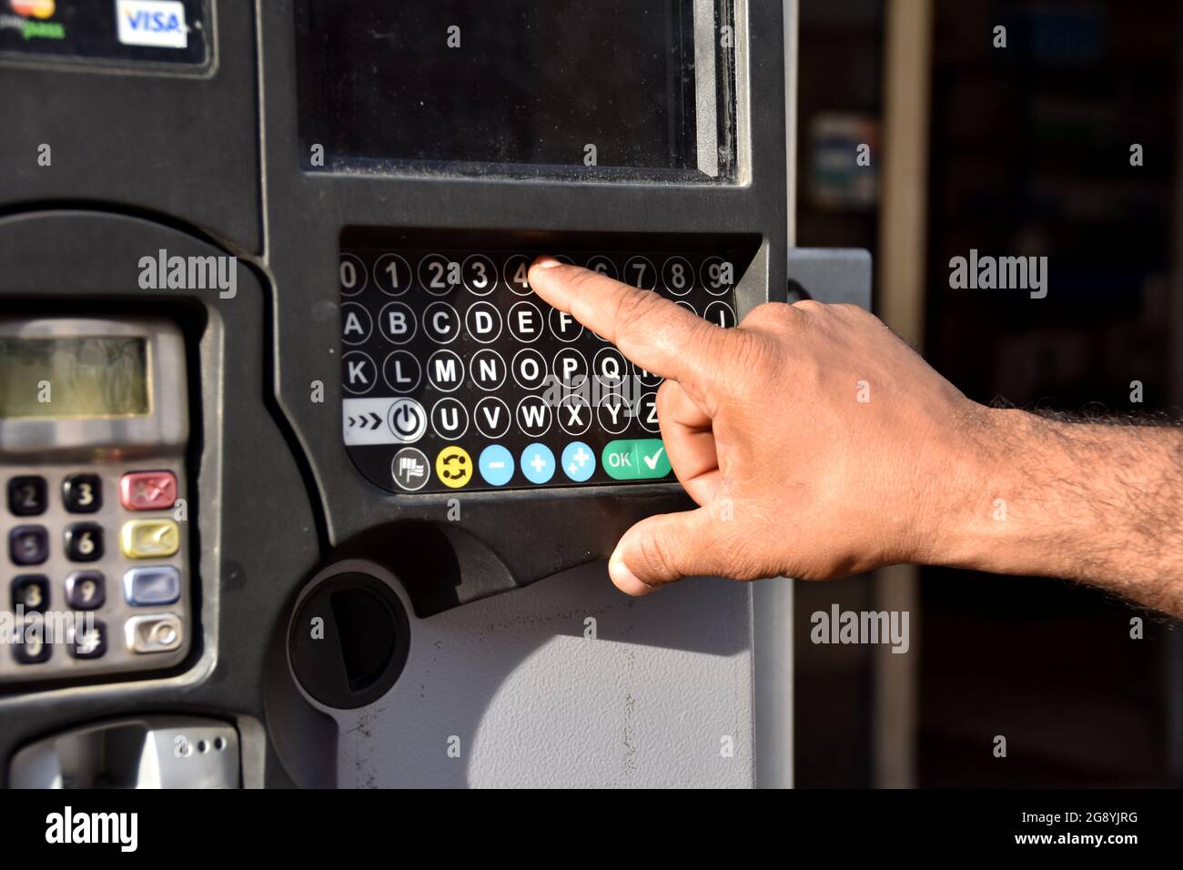 Marseille, France. 22 juillet 2021. Un homme compose son numéro de plaque d'immatriculation sur un parcmètre de la rue de la Loge.la ville de Marseille double partiellement ses frais de stationnement face à la pollution de l'air par l'ozone. Dans le but de réduire l'utilisation de la voiture en ville, les prix du stationnement sont doublés pour les visiteurs. Les résidents bénéficient d'une entrée gratuite, à condition qu'ils se garent dans leur quartier. (Photo de Gerard Bottino/SOPA Images/Sipa USA) crédit: SIPA USA/Alay Live News Banque D'Images