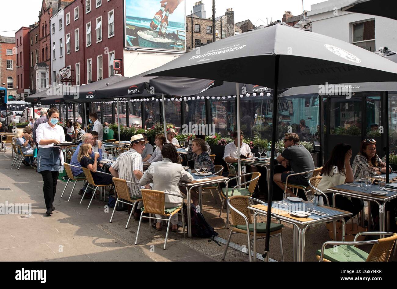 Une serveuse sert une table Hugo's restaurant sur Merrion Row à Dublin, où ils rouvriront pour dîner à l'intérieur le jeudi 29 juillet. Date de la photo : vendredi 23 juillet 2021. Banque D'Images