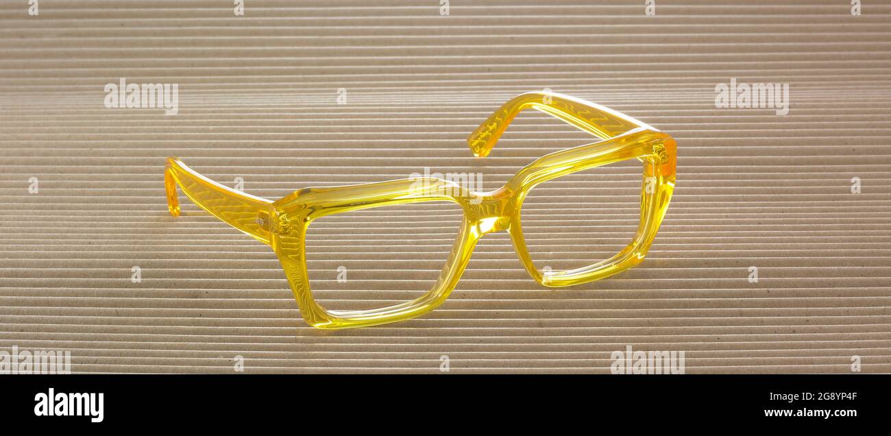 Lunettes à monture jaune K&K, rétroéclairées sur fond ondulé Photo Stock -  Alamy