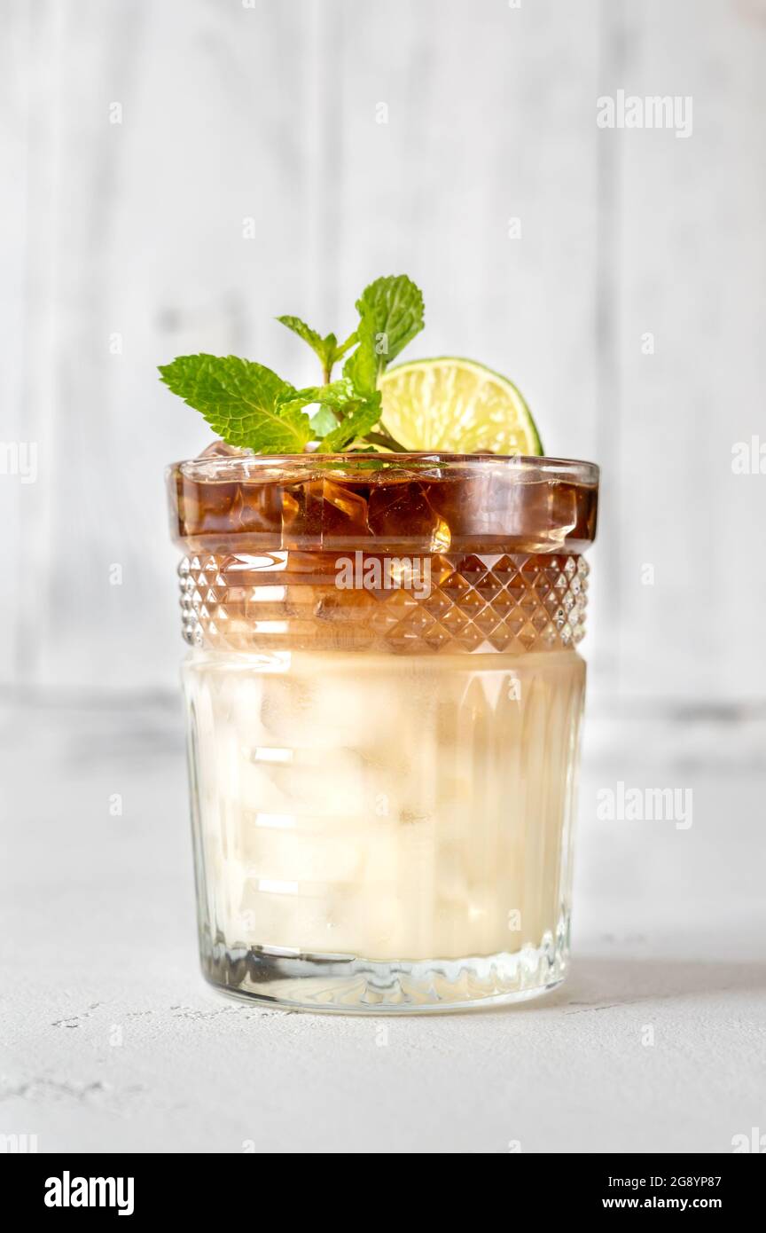 Verre de Mai Tai garni de feuilles de menthe fraîche et tranche de lime Banque D'Images