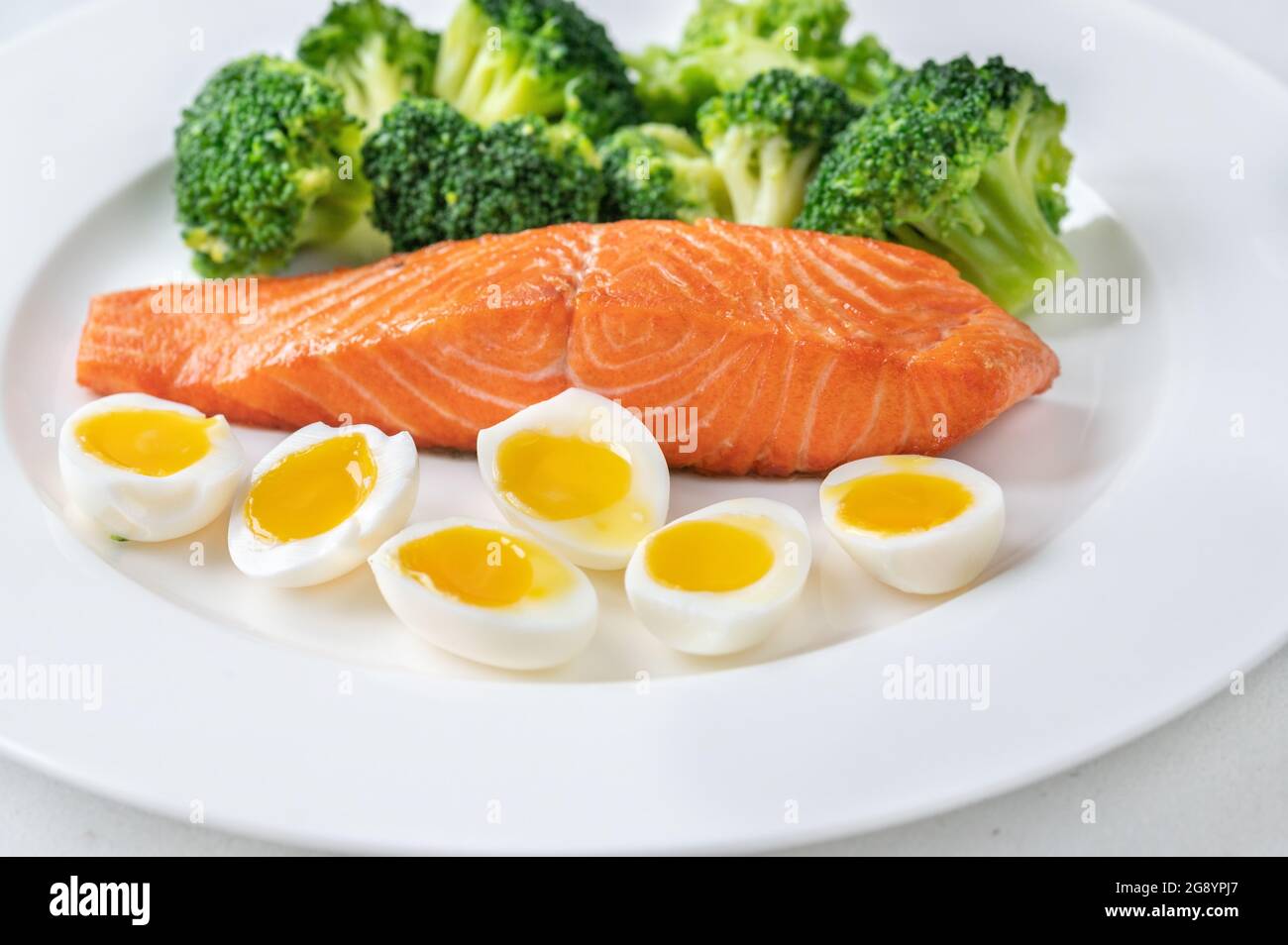 Portion de saumon avec brocoli et œufs Banque D'Images