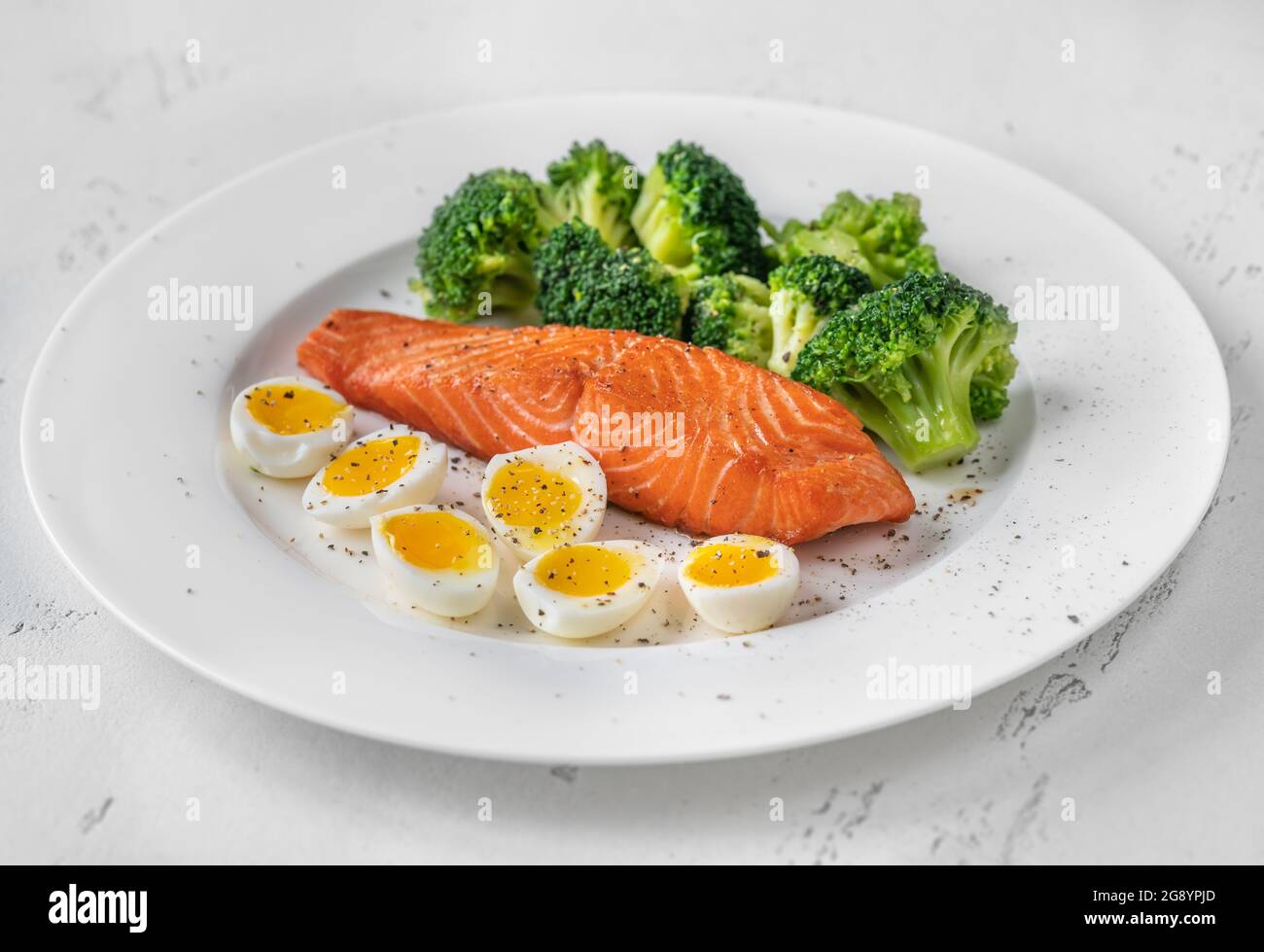 Portion de saumon avec brocoli et œufs Banque D'Images