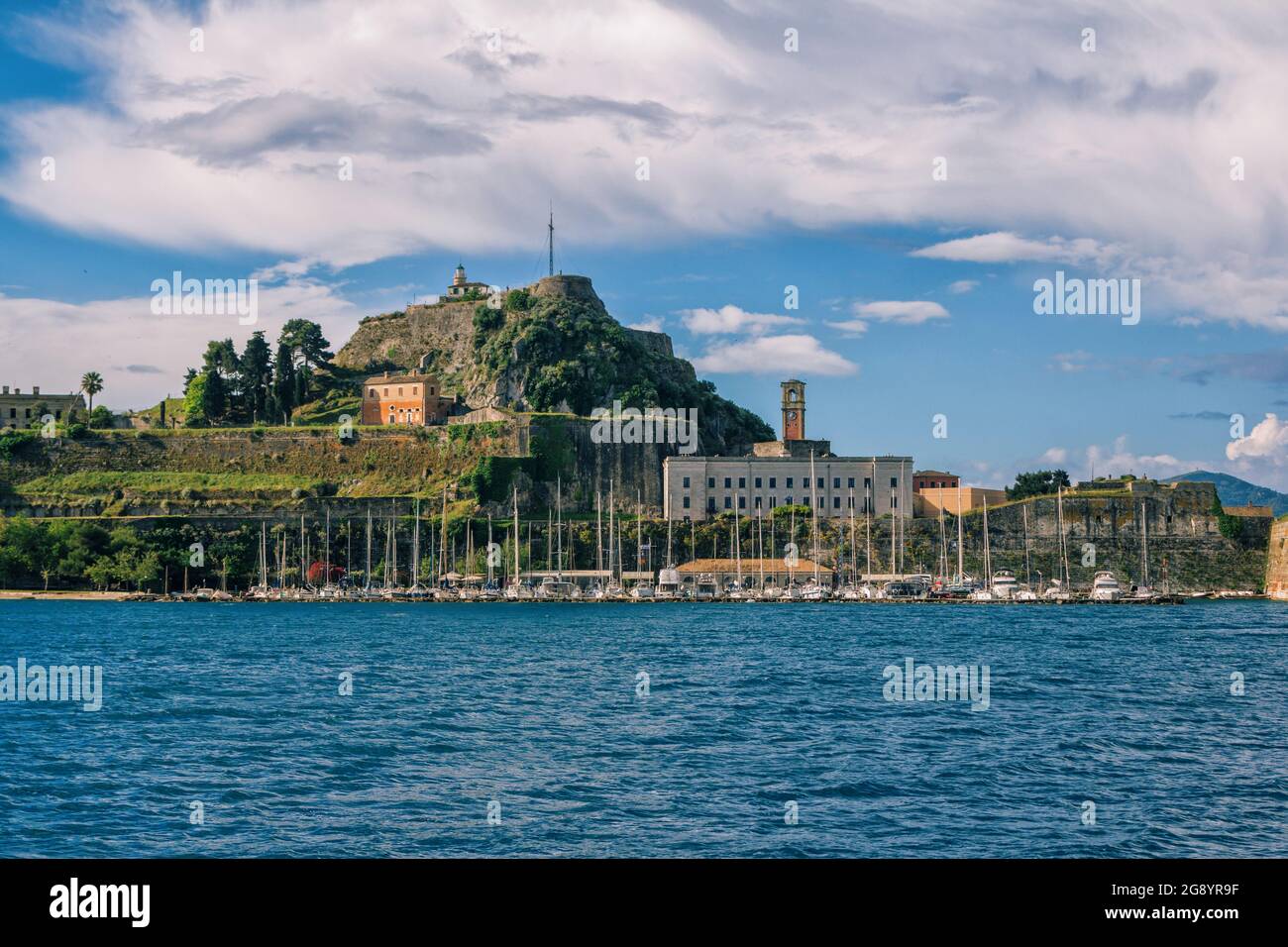 Île de Corfou/Grèce- 7 mai 2019: Kerkyra paysage urbain - baie de mer avec eau turquoise calme, ancienne forteresse vénitienne en pierre, vieilles maisons historiques Banque D'Images