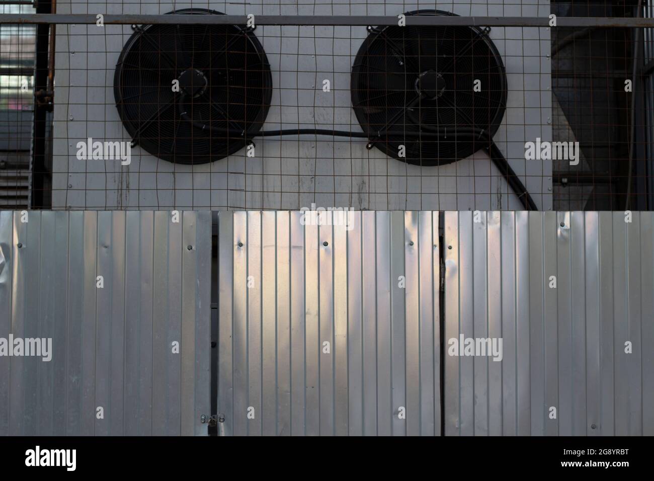 Clôture en acier et dispositifs de refroidissement dans l'entrepôt. Partie de production du bâtiment de bureau. Une vue sur la cour ici au magasin. Un acier inoxydable Banque D'Images