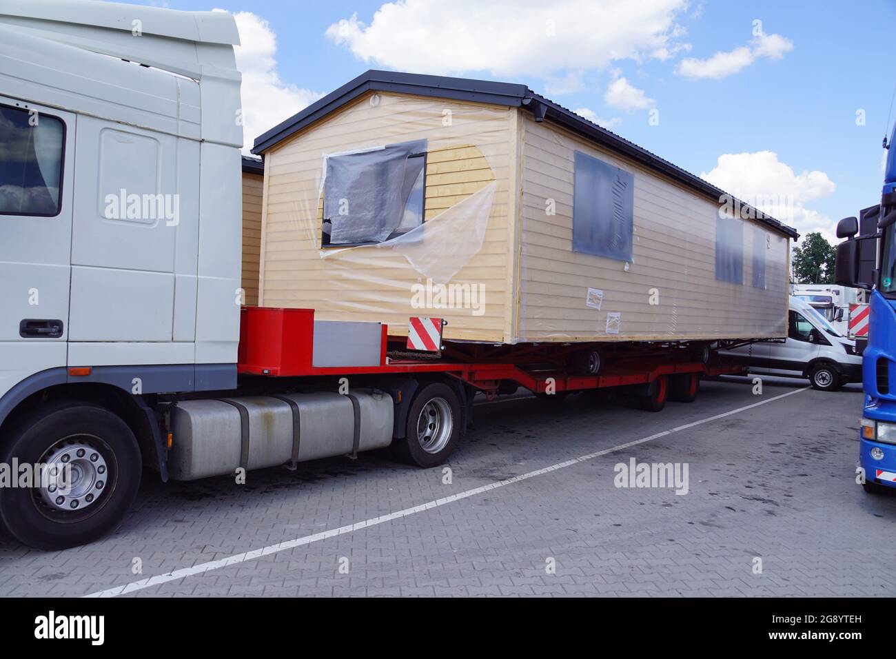 Cargaison surdimensionnée ou convoi exceptionnel (convoi exceptionnel). Un camion avec une semi-remorque spéciale pour le transport de marchandises surdimensionnées - le transport de f Banque D'Images