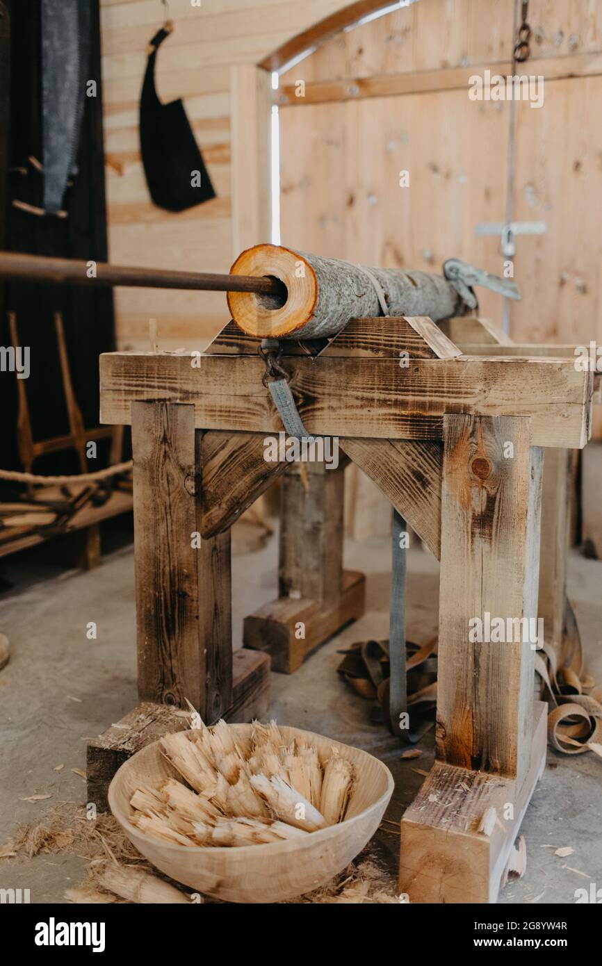 Procédé de travail du bois, fabrication de tuyaux en bois, didgeridoo Banque D'Images