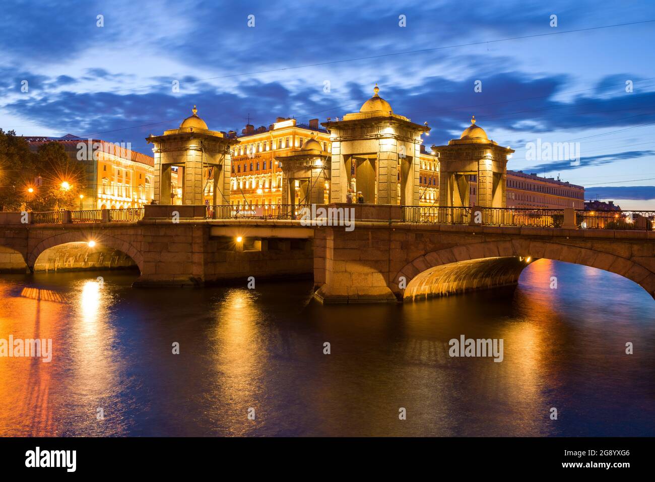 SAINT-PÉTERSBOURG, RUSSIE - 25 JUILLET 2019 : l'ancien pont Lomonosov dans la nuit illuminée le soir de juin Banque D'Images