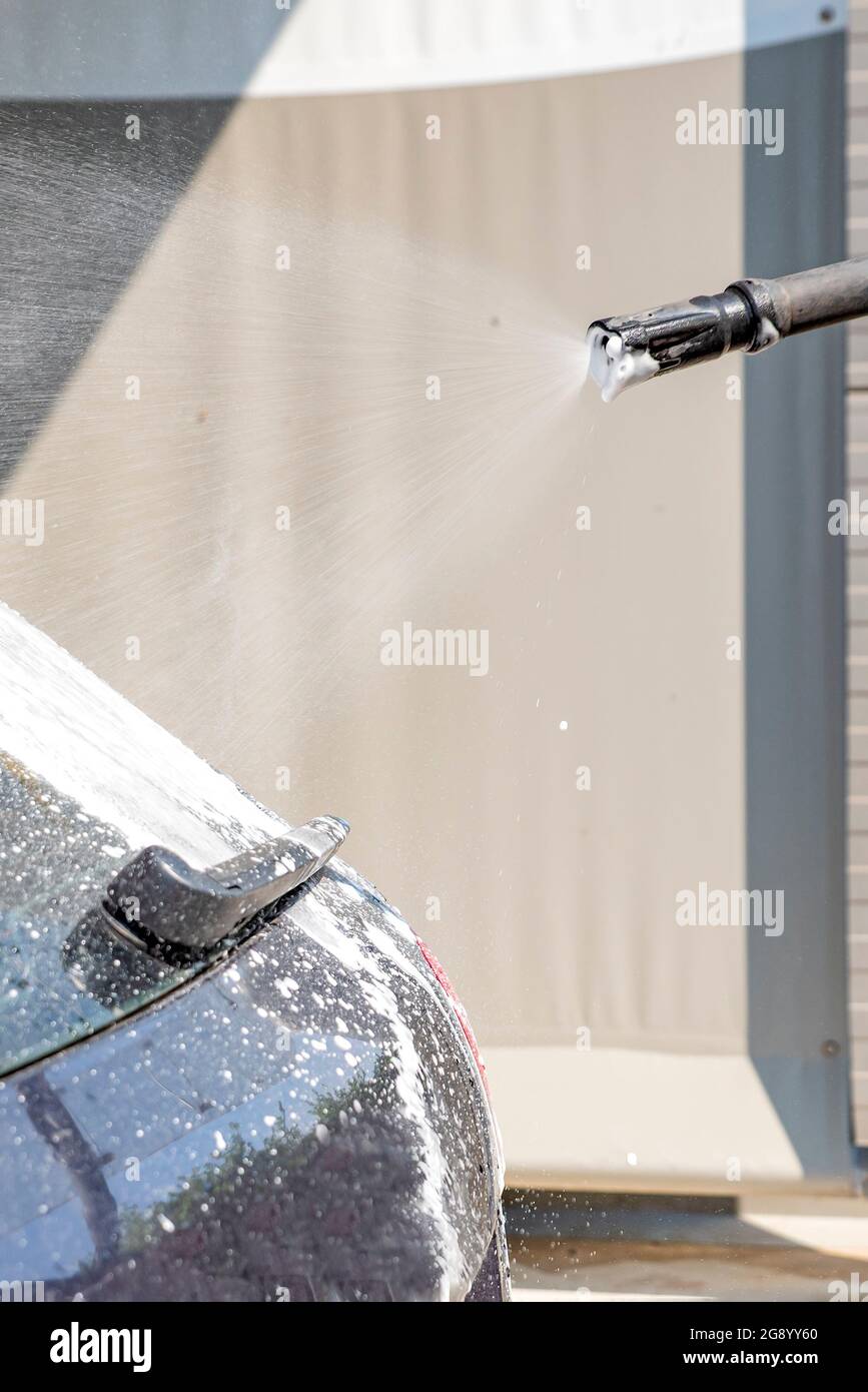 Lavage de voiture. Le processus de lavage d'une voiture avec de la mousse active sous pression. Lave-auto manuel en libre-service. Concept d'entretien de la voiture Banque D'Images