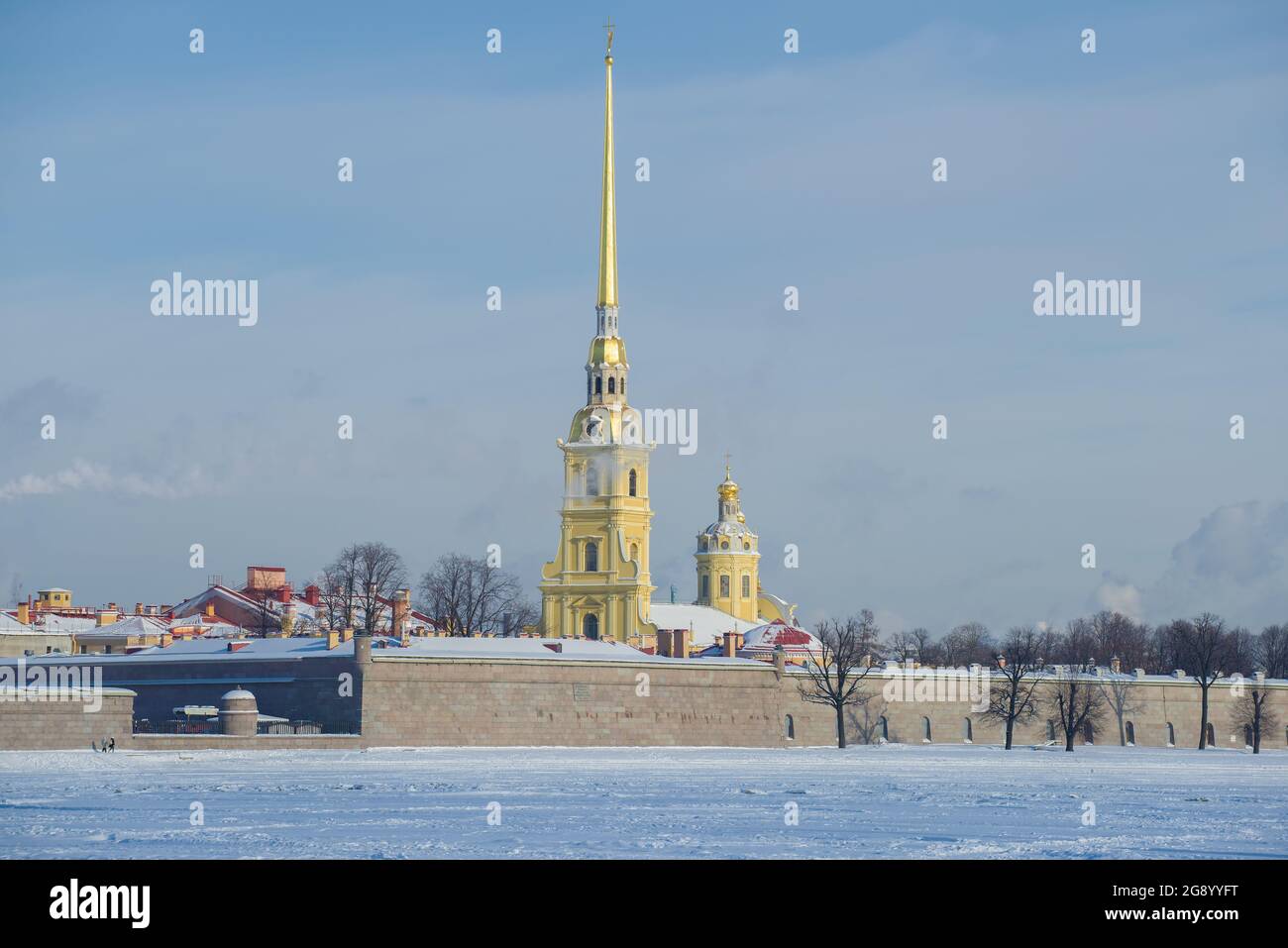 Cathédrale Pierre-et-Paul dans la forteresse Pierre-et-Paul le jour de février. Saint-Pétersbourg, Russie Banque D'Images