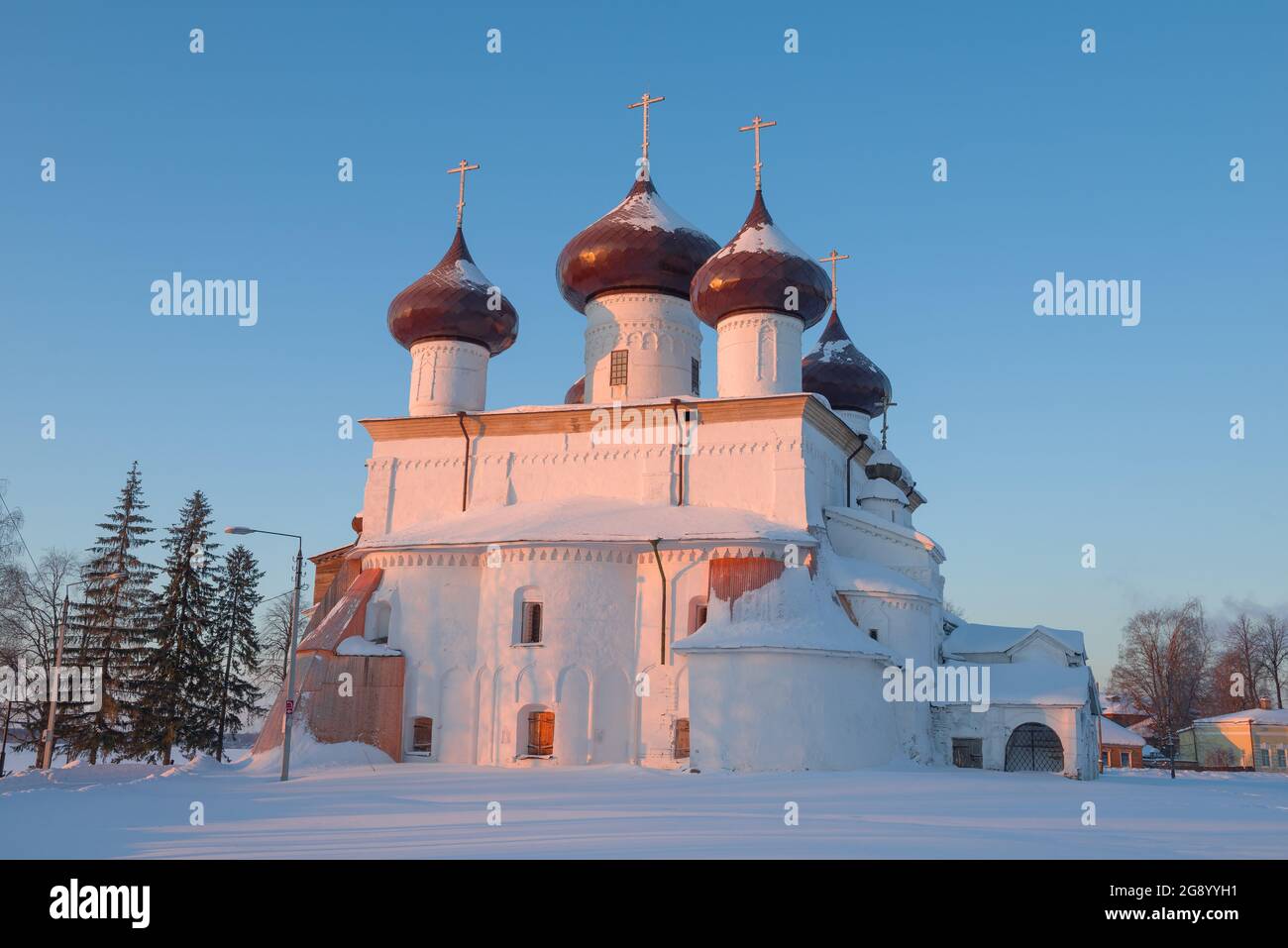 L'ancienne cathédrale de la Nativité (1562) se ferme un matin ensoleillé de février. Kargopol, Russie Banque D'Images