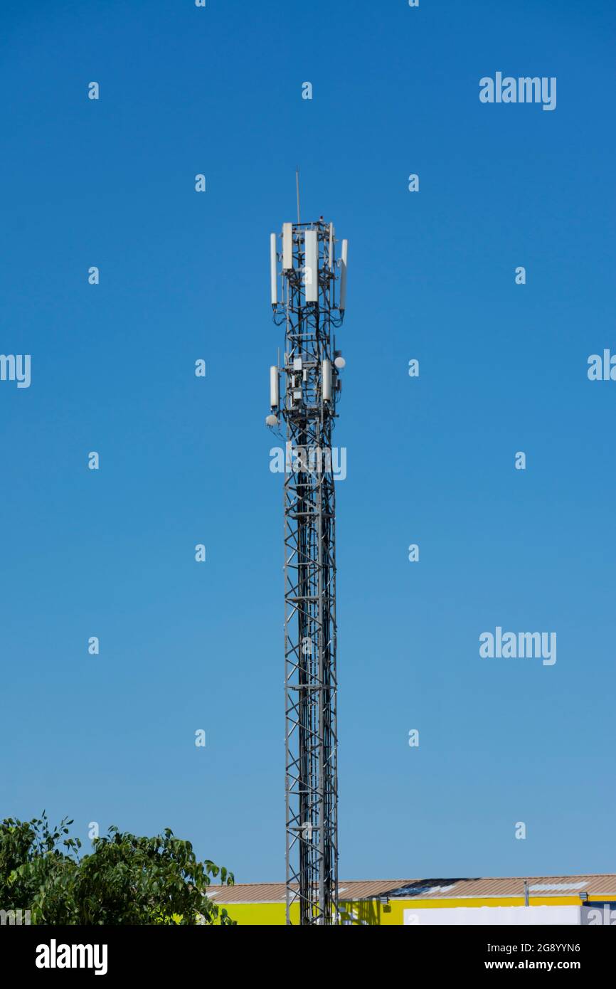 Tour de communication avec antennes pour téléphones portables et gps Banque D'Images