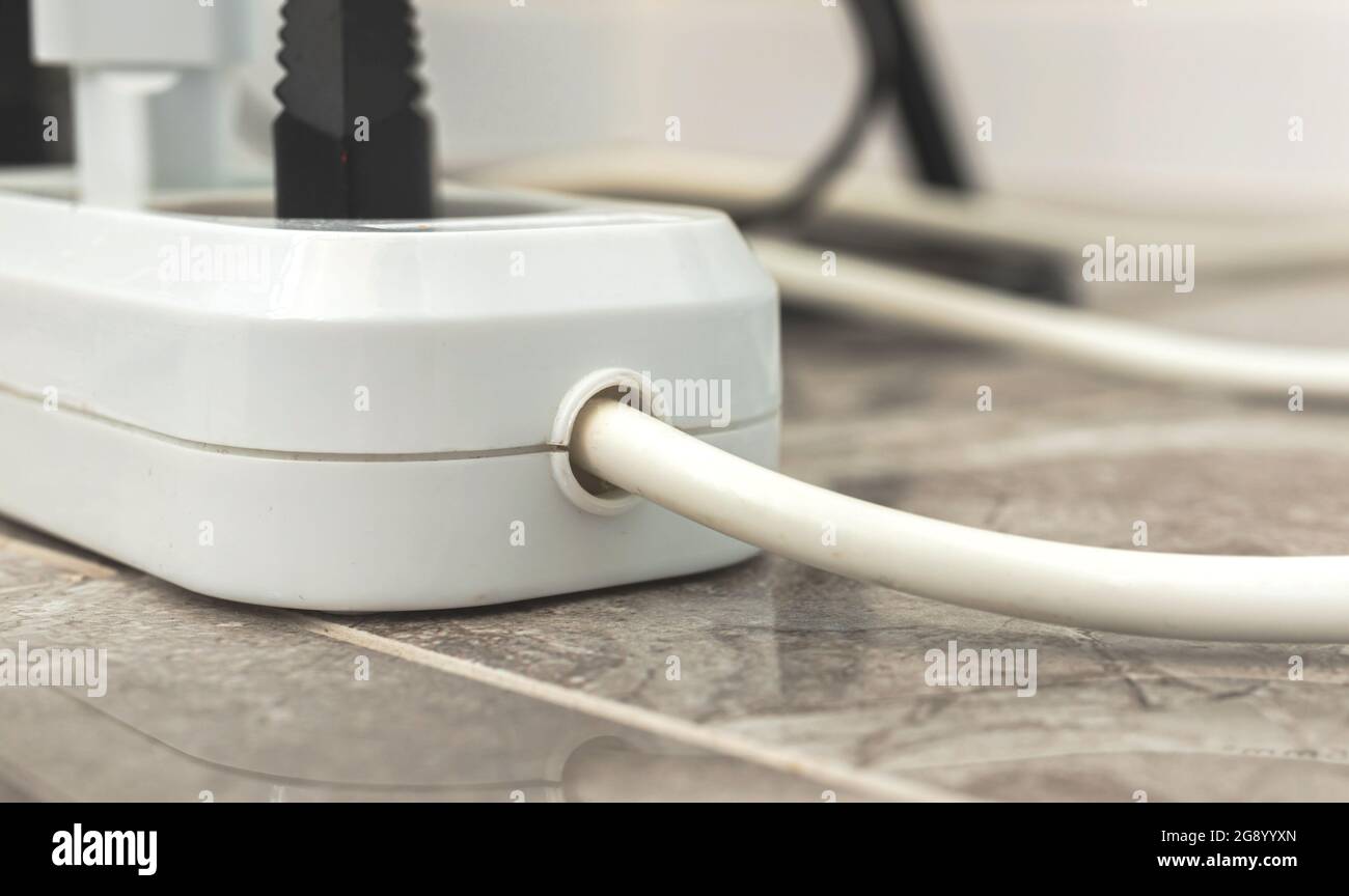 Rallonge électrique avec prises d'alimentation connectées, vue rapprochée du cordon d'extension électrique Banque D'Images