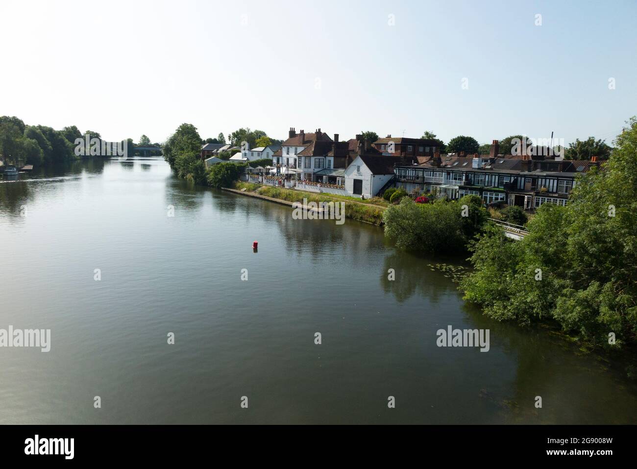 La Tamise à Staines upon Thames, vue depuis le pont Staines par une journée ensoleillée.Staines.ROYAUME-UNI.(127) Banque D'Images