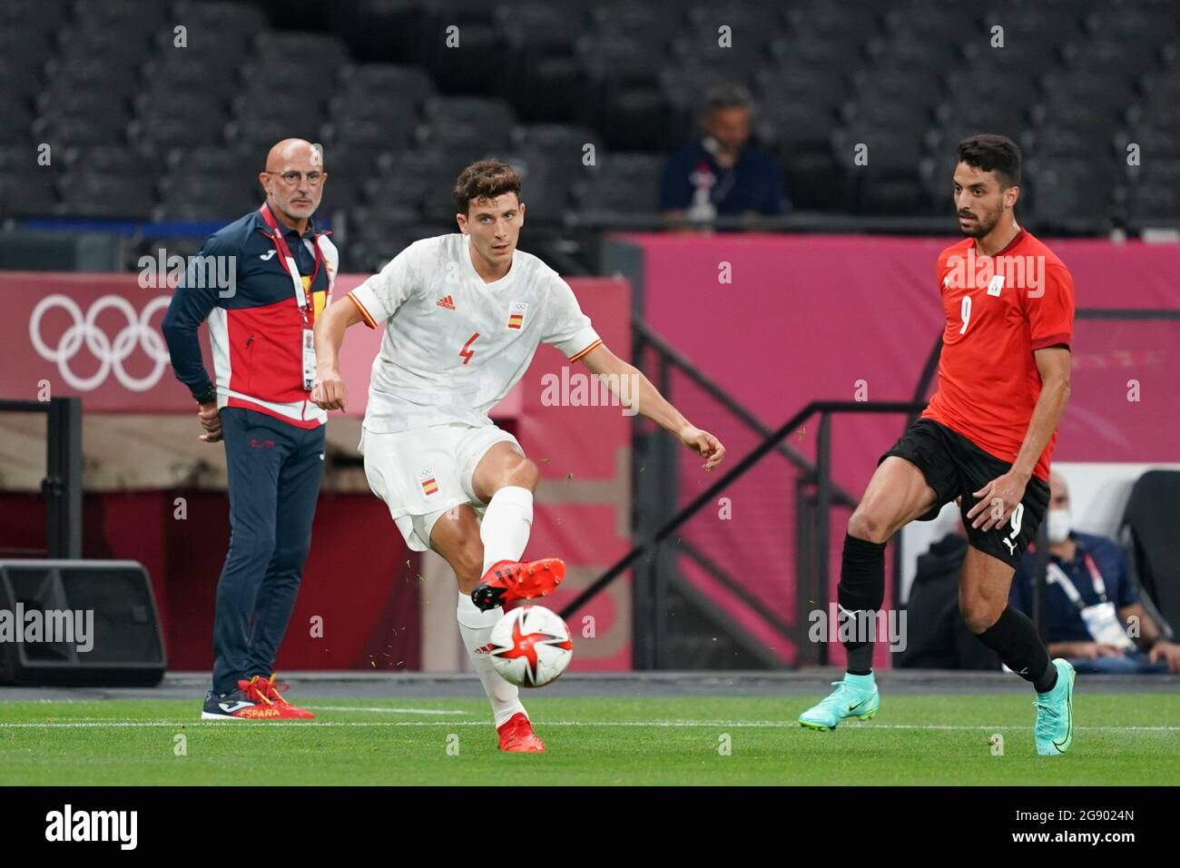 Sapporo, Japon. 22 juillet 2021. Pau Torres (4 Espagne) et Taher Mohamed (9 Égypte) se battent pour le bal (duel) lors du tournoi de football olympique masculin Tokyo 2020, entre l'Égypte et l'Espagne au dôme de Sapporo à Sapporo, au Japon. Crédit: SPP Sport presse photo. /Alamy Live News Banque D'Images