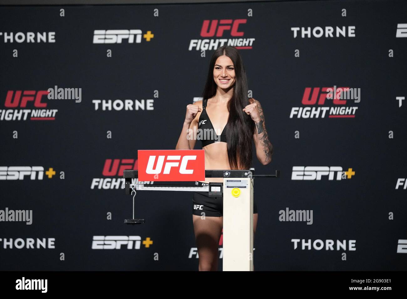 Las Vegas, États-Unis. 23 juillet 2021. Las Vegas, NV - 23 JUILLET : Diana Belbita se met sur la balance pour les pesées officielles lors de la nuit de combat de l'UFC Vegas 32 - Weight-in à l'UFC APEX le 23 juillet 2021 à Las Vegas, NV, États-Unis. (Photo de Louis Grasse/PxImages) crédit: PX Images/Alamy Live News Banque D'Images