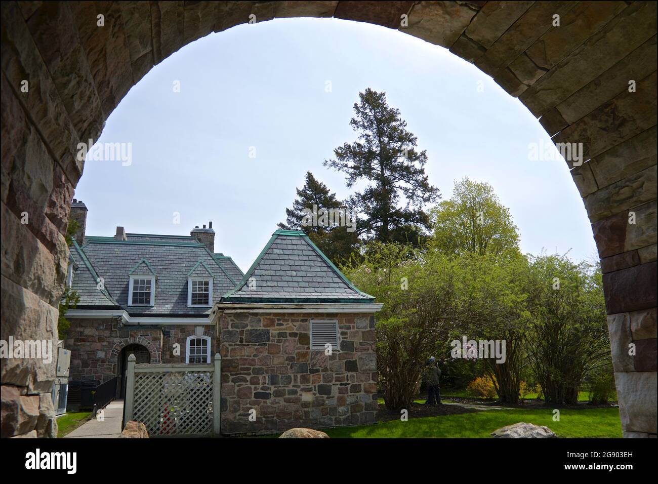 Jardin extérieur au printemps à travers l'arche du bâtiment Banque D'Images