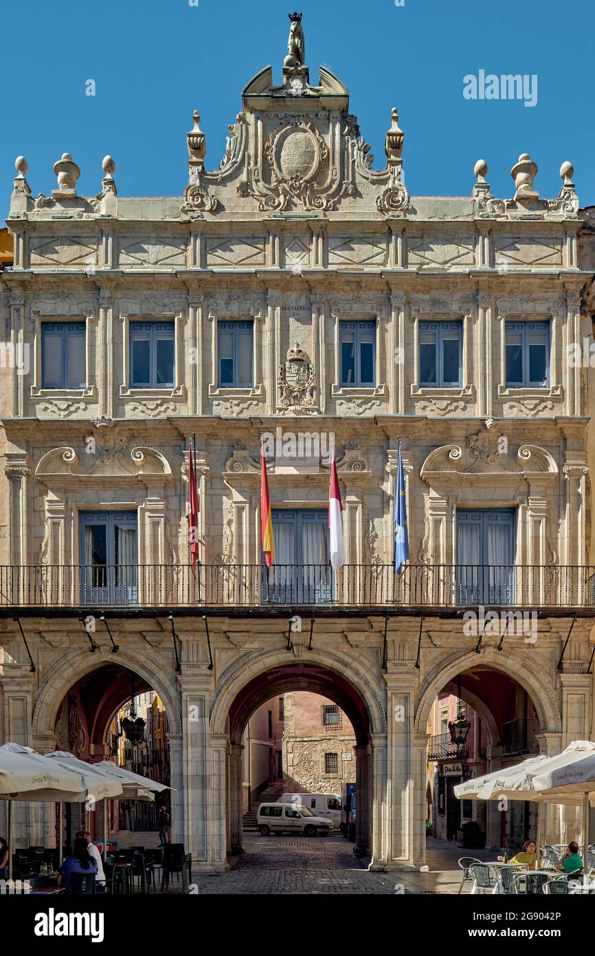 Façade de l'hôtel de ville avec parasols, tables et chaises de bars et restaurants sur la place principale de la ville de Cuenca, Castilla la Mancha, Espagne, Banque D'Images
