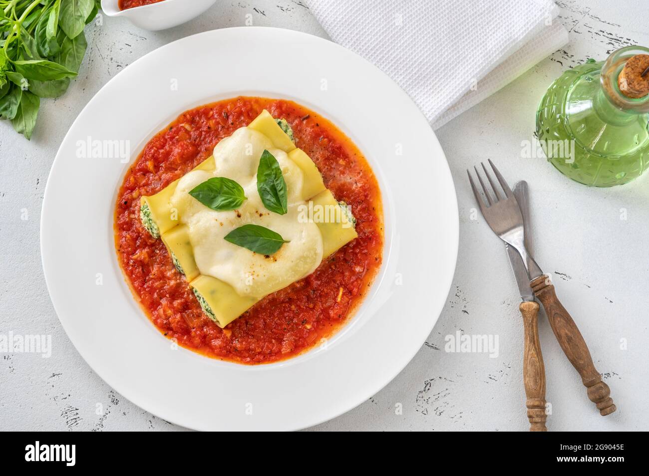 Pâtes cannelloni farcies à la ricotta et aux épinards avec sauce tomate Banque D'Images