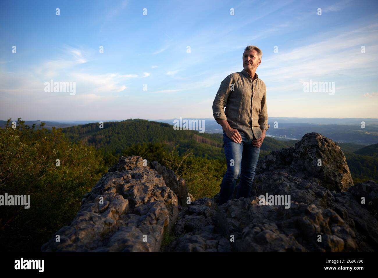 Un randonneur qui regarde loin en étant debout sur la montagne Banque D'Images