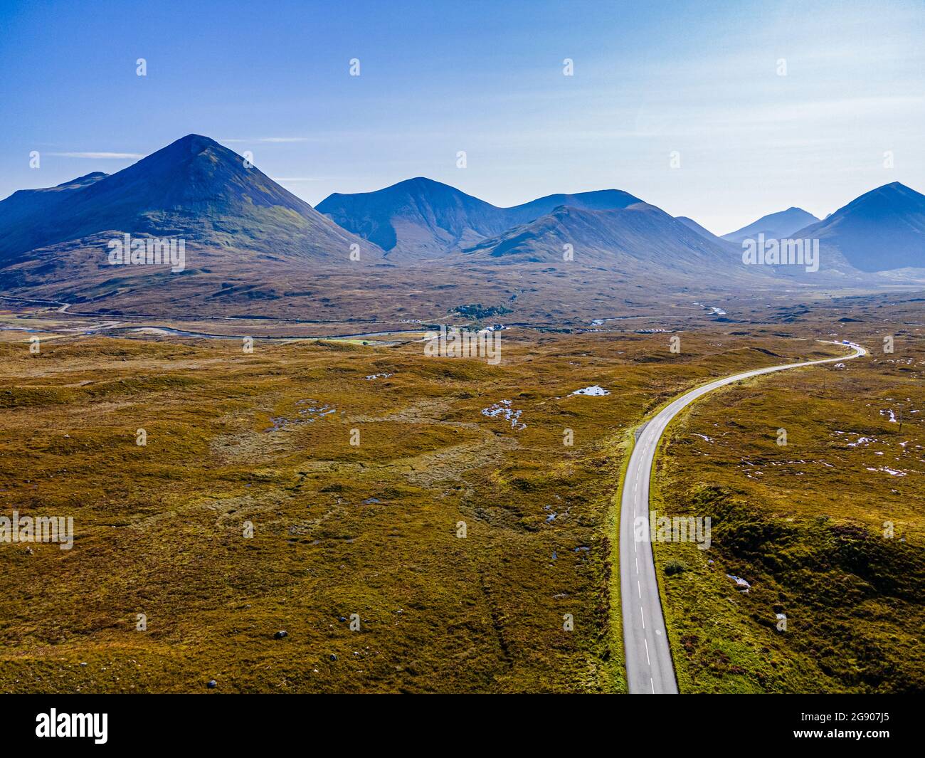 Royaume-Uni, Écosse, vue aérienne de l'autoroute qui traverse le plateau des montagnes Black Cuillin Banque D'Images