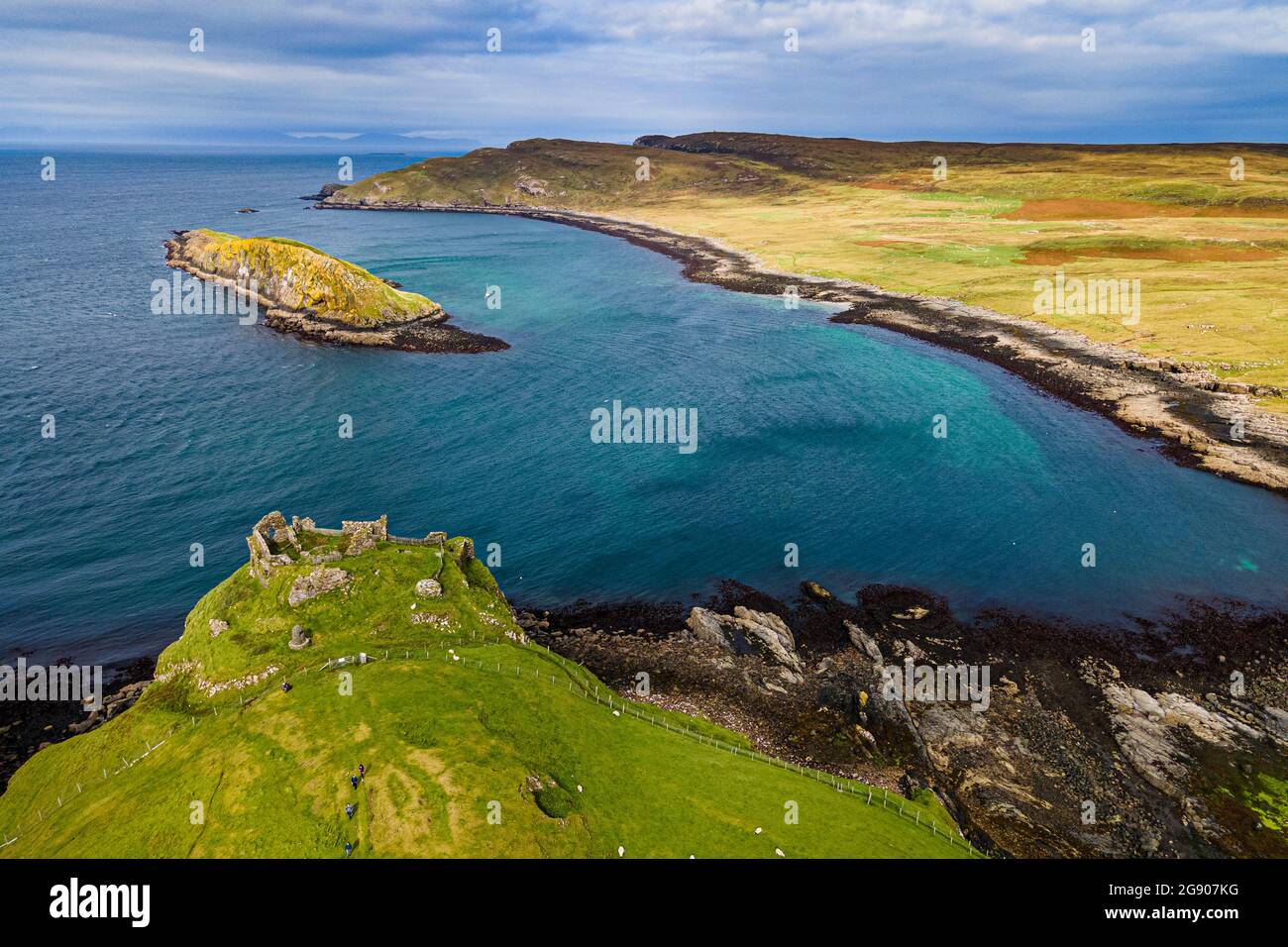 Royaume-Uni, Écosse, vue aérienne des ruines du château de Duntulm et du paysage environnant Banque D'Images