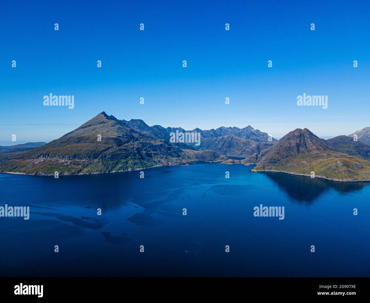 Royaume-Uni, Écosse, Elgol, vue aérienne du Loch Scavaig avec les montagnes Black Cuillin en arrière-plan Banque D'Images