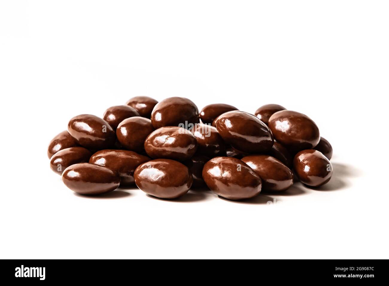 Amandes enrobées de chocolat noir, isolées. Banque D'Images