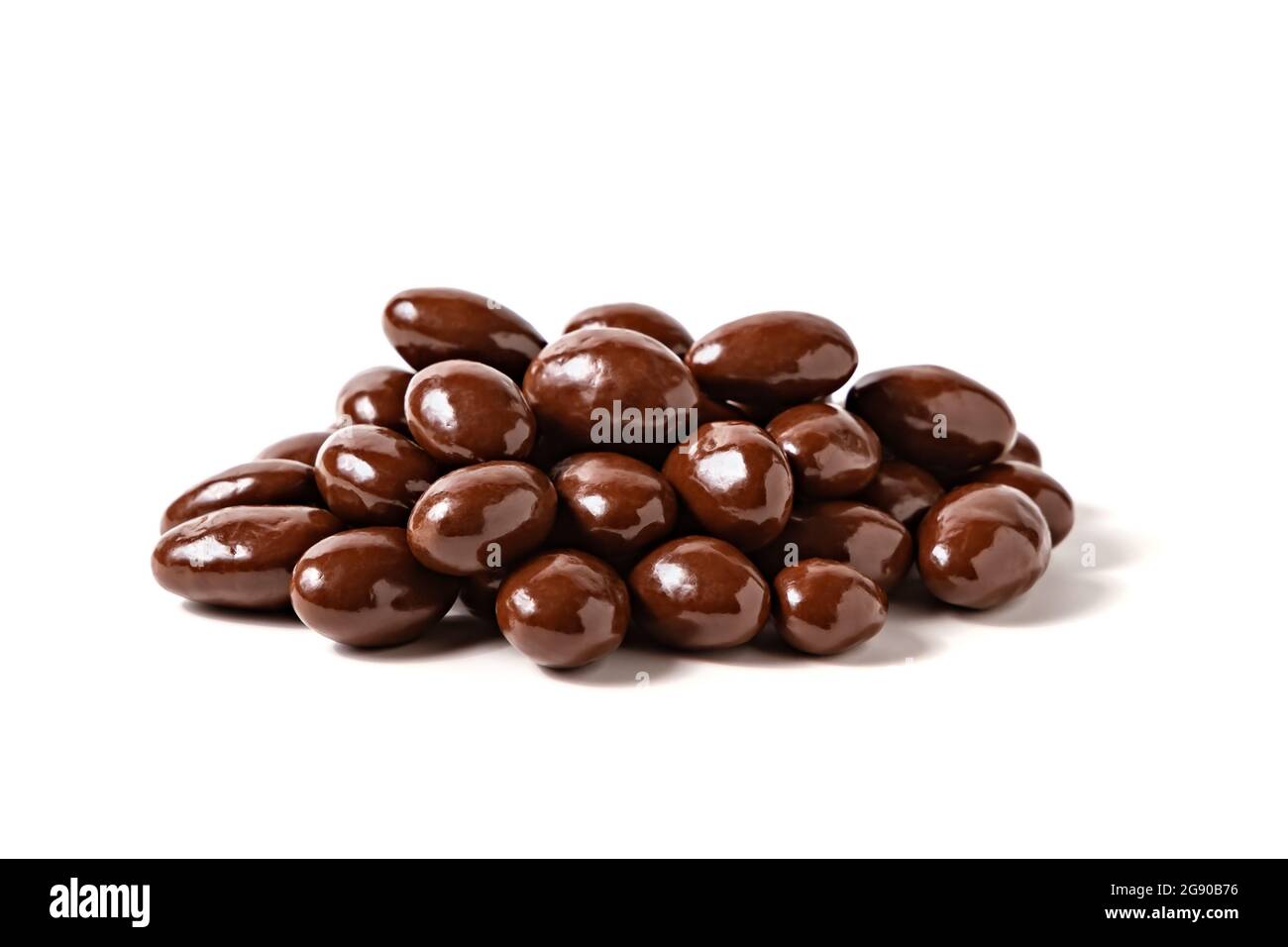 Amandes enrobées de chocolat noir, isolées. Banque D'Images